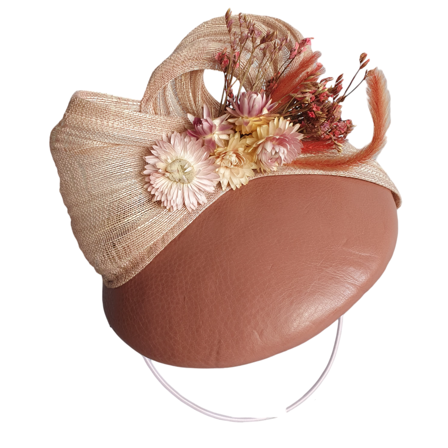 Handgemaakte roze fascinator met natuurlijk leder gastenhoed, elegante hoofdtooi - voor een bruiloft of speciale gelegenheid