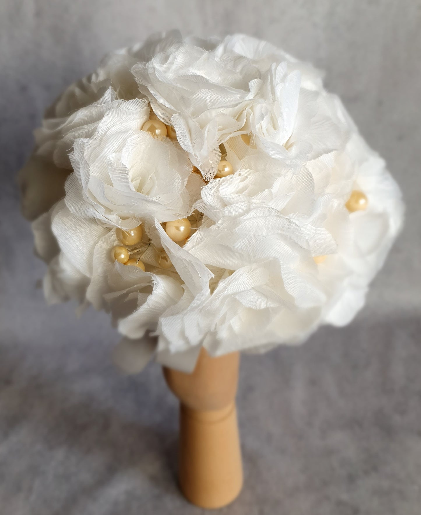 Handgemaakt bruidsboeket met parels en rozen, Elegante bruidsboeket, Trouwdag, Damesboeketten, Boeketbloemen, millinery.
