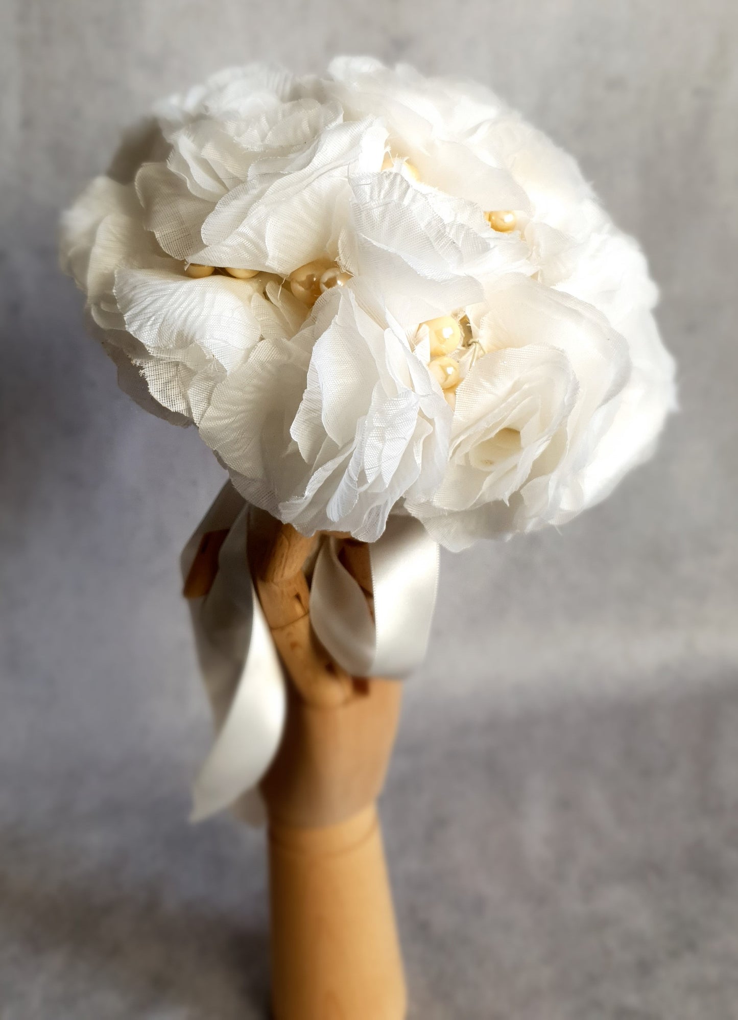 Handgemaakt bruidsboeket met parels en rozen, Elegante bruidsboeket, Trouwdag, Damesboeketten, Boeketbloemen, millinery.