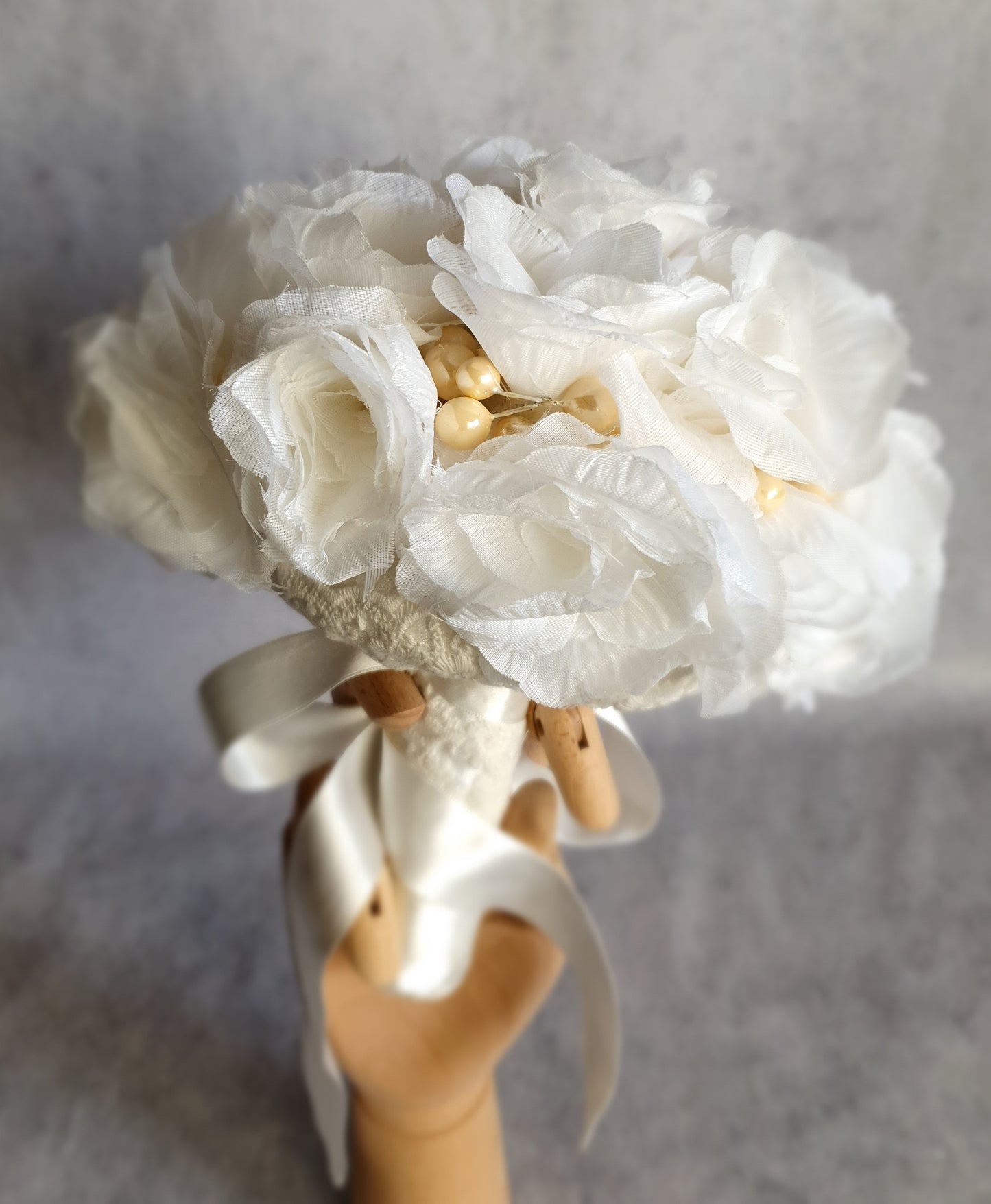 Handgemaakt bruidsboeket met parels en rozen, Elegante bruidsboeket, Trouwdag, Damesboeketten, Boeketbloemen, millinery.