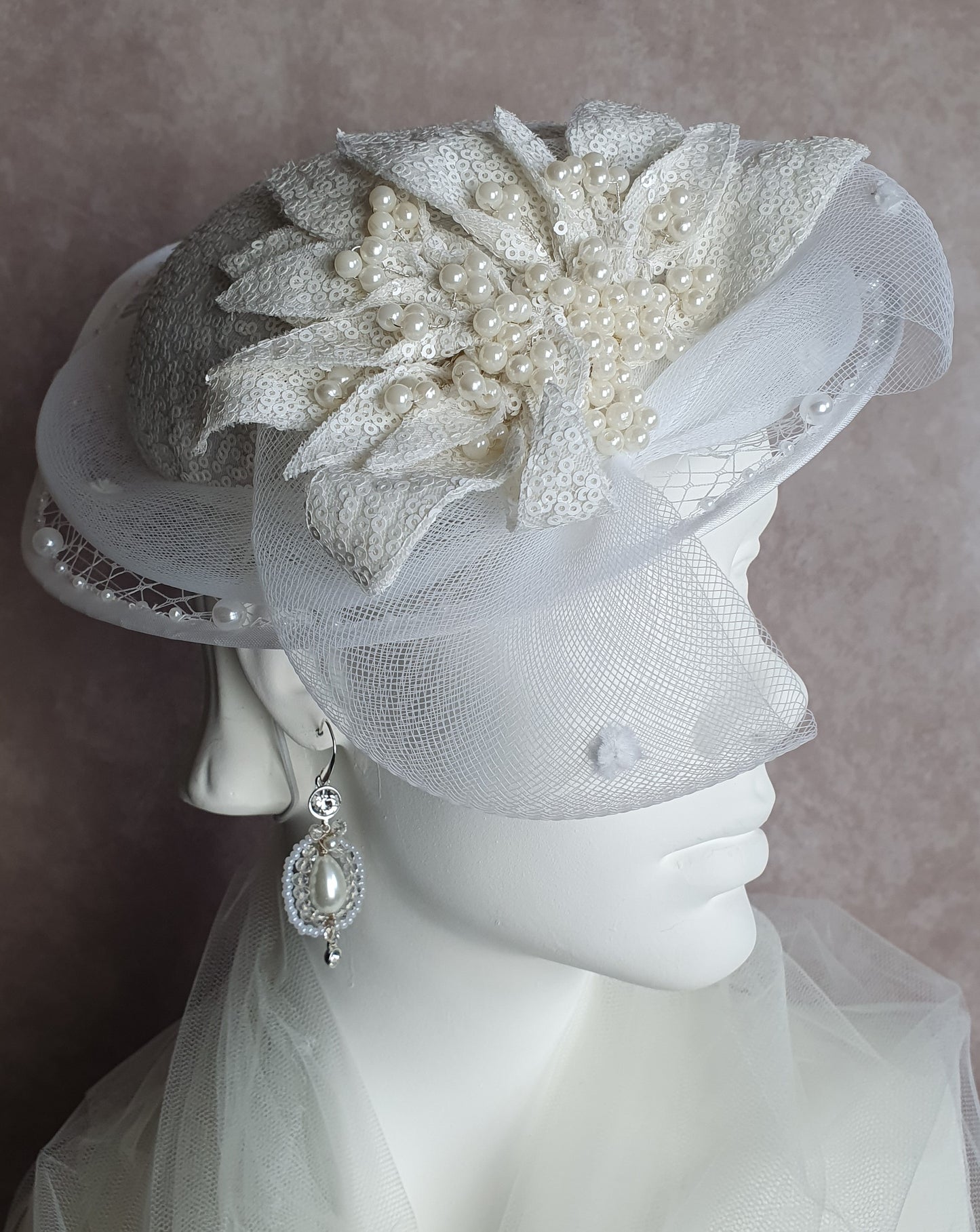 Handgemaakte fascinator van materiaal pailletten crinoline met sluier- perfect voor bruiloften en feestelijke gelegenheden