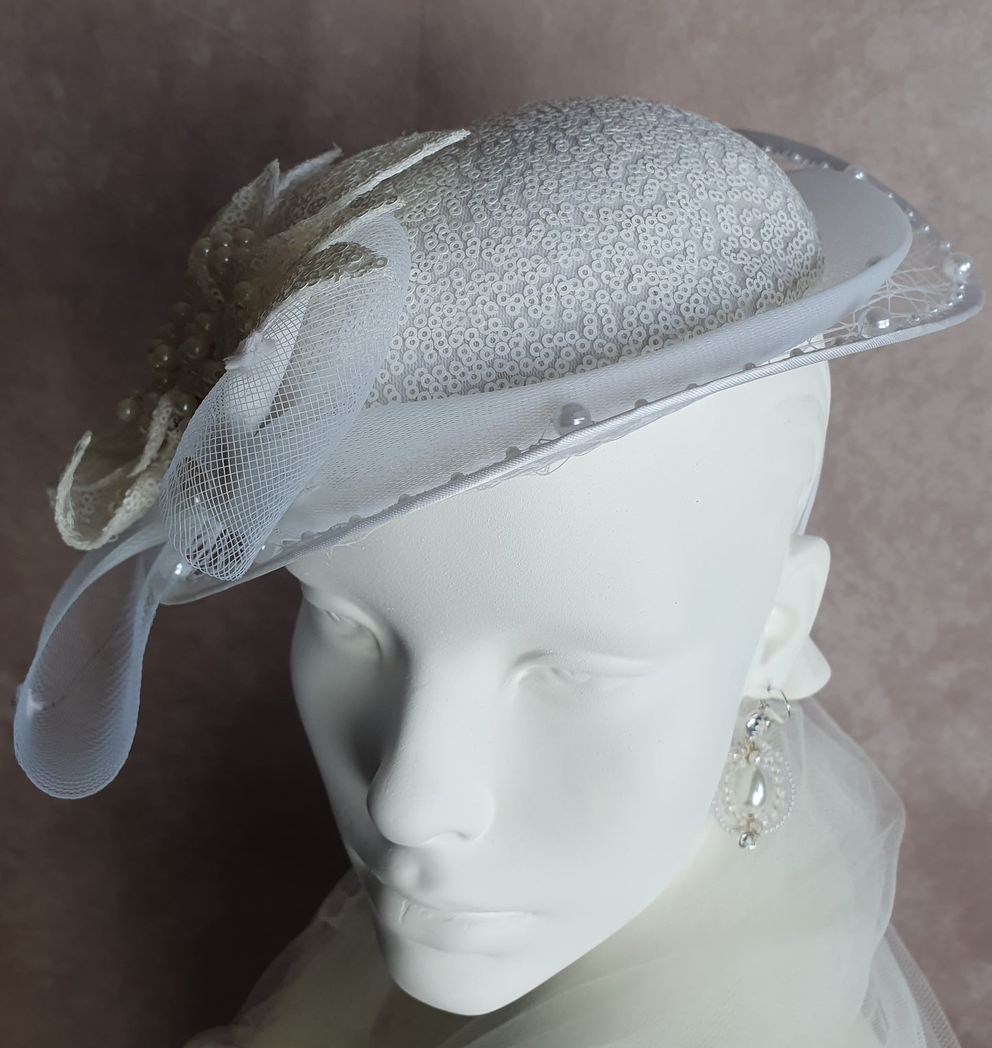 Handgemaakte fascinator van materiaal pailletten crinoline met sluier- perfect voor bruiloften en feestelijke gelegenheden