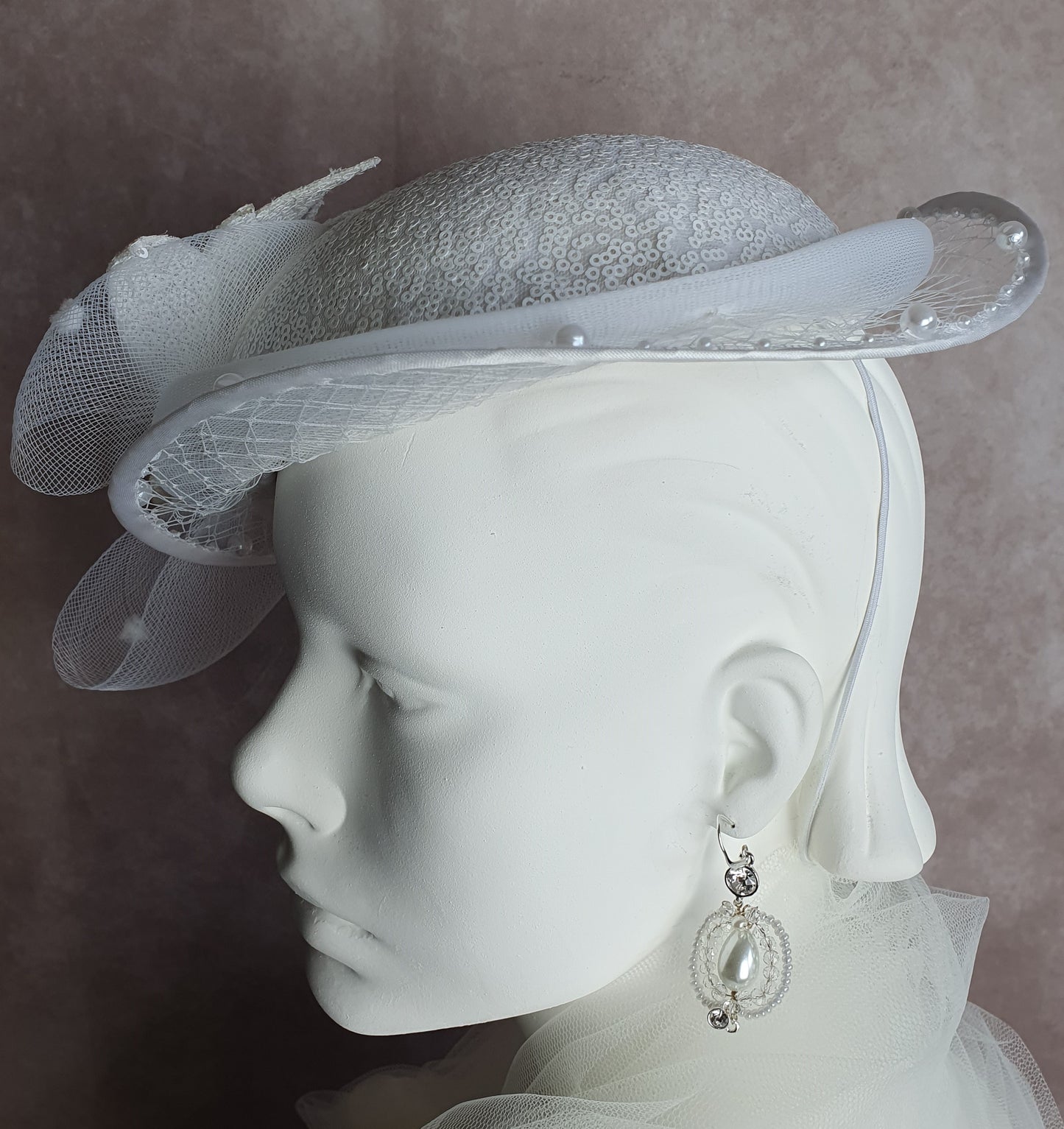 Handgemaakte fascinator van materiaal pailletten crinoline met sluier- perfect voor bruiloften en feestelijke gelegenheden