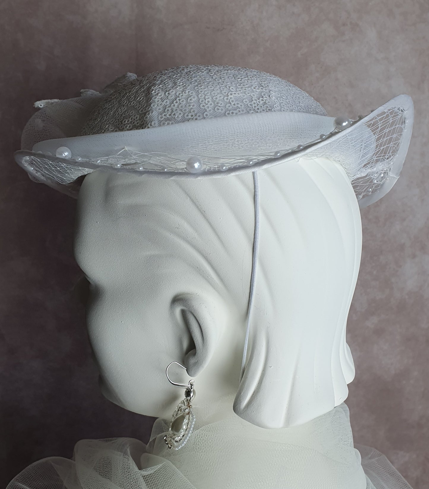 Handgemaakte fascinator van materiaal pailletten crinoline met sluier- perfect voor bruiloften en feestelijke gelegenheden