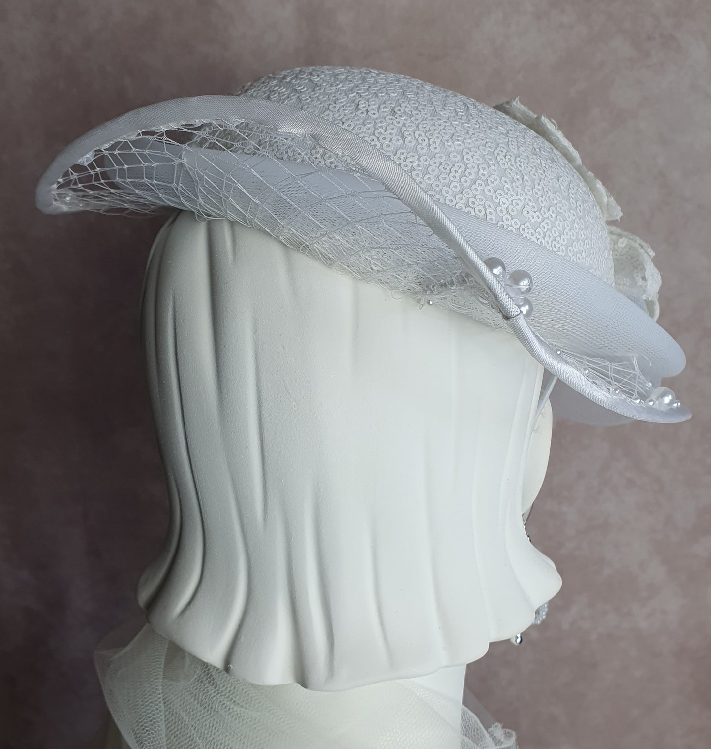 Handgemaakte fascinator van materiaal pailletten crinoline met sluier- perfect voor bruiloften en feestelijke gelegenheden