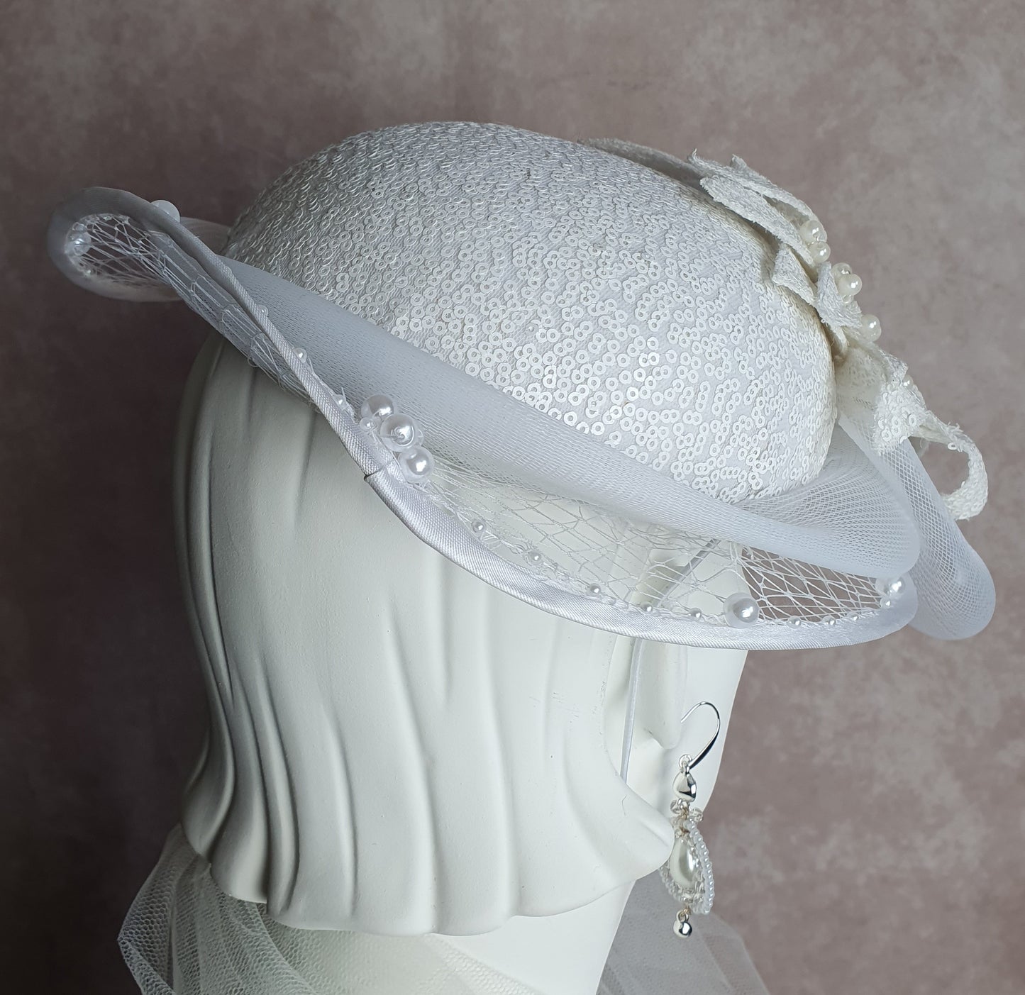 Handgemaakte fascinator van materiaal pailletten crinoline met sluier- perfect voor bruiloften en feestelijke gelegenheden