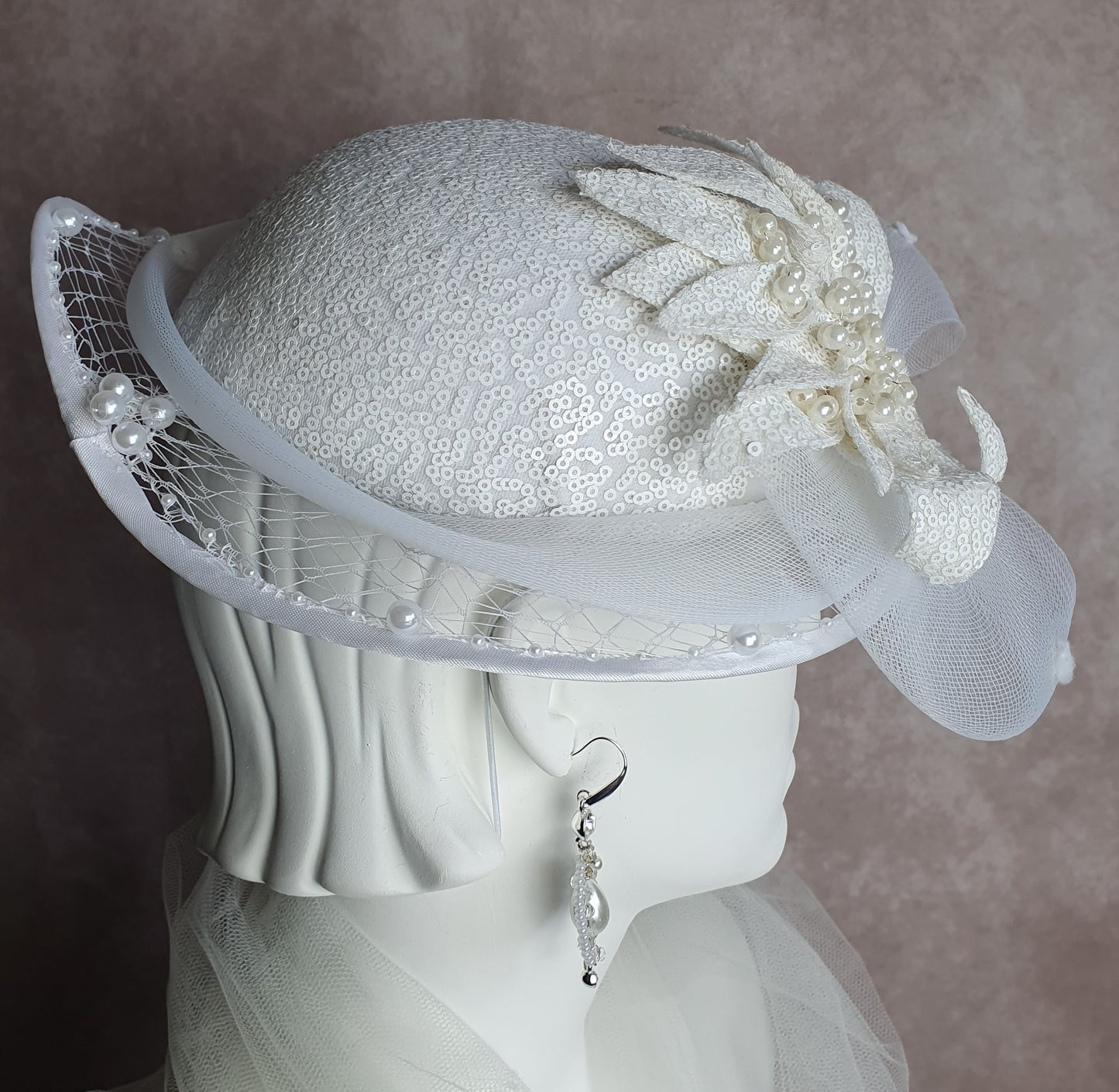 Handgemaakte fascinator van materiaal pailletten crinoline met sluier- perfect voor bruiloften en feestelijke gelegenheden