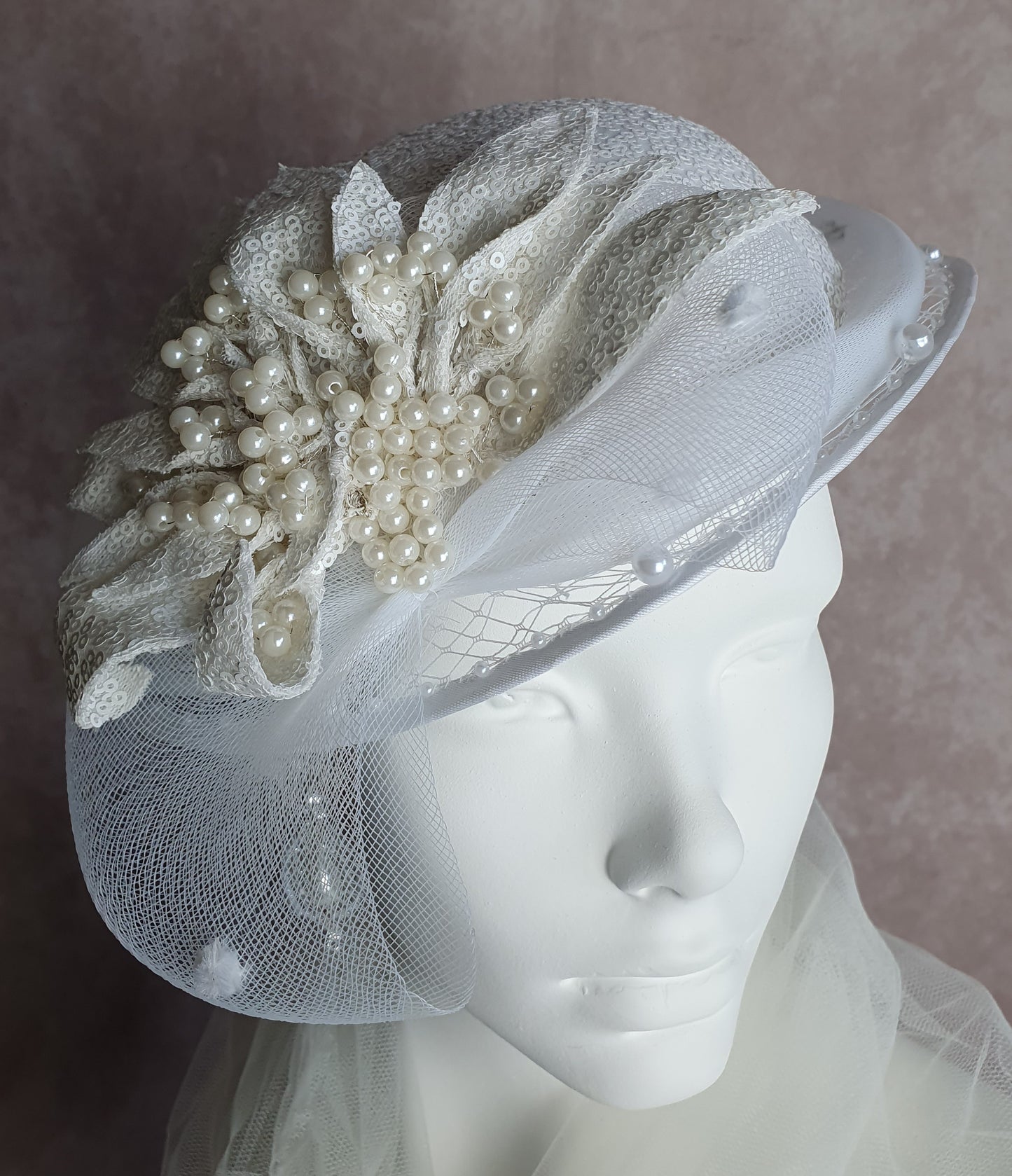 Handgemaakte fascinator van materiaal pailletten crinoline met sluier- perfect voor bruiloften en feestelijke gelegenheden