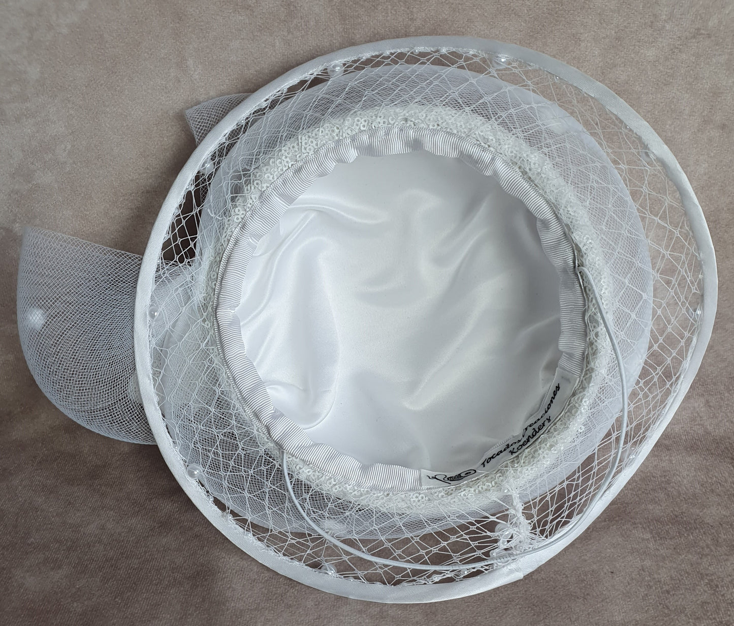 Handgemaakte fascinator van materiaal pailletten crinoline met sluier- perfect voor bruiloften en feestelijke gelegenheden