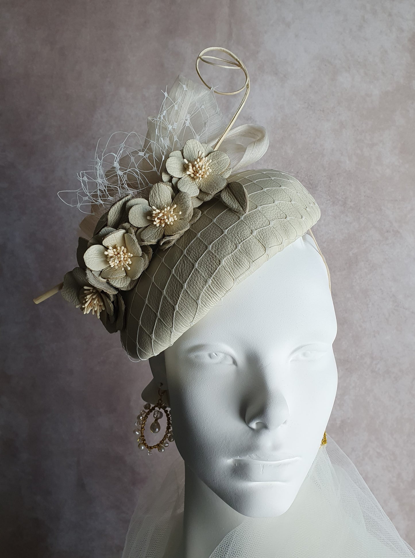 Handgemaakt fascinator beige met struisvogel rachis, abaca zijde en natuurlijke leder, elegante damesbruilofthoed voor speciaal gelegenheid
