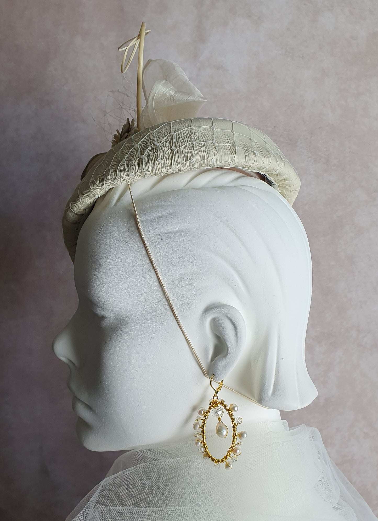 Handgemaakt fascinator beige met struisvogel rachis, abaca zijde en natuurlijke leder, elegante damesbruilofthoed voor speciaal gelegenheid