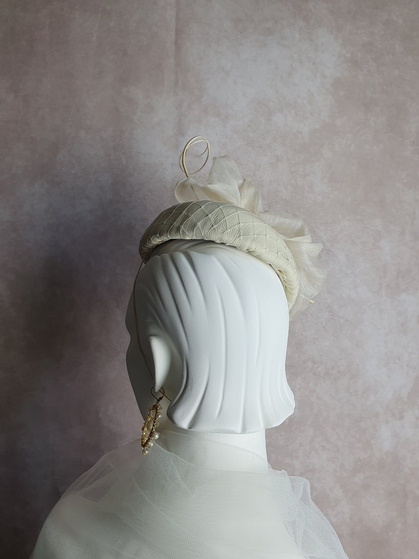 Handgemaakt fascinator beige met struisvogel rachis, abaca zijde en natuurlijke leder, elegante damesbruilofthoed voor speciaal gelegenheid