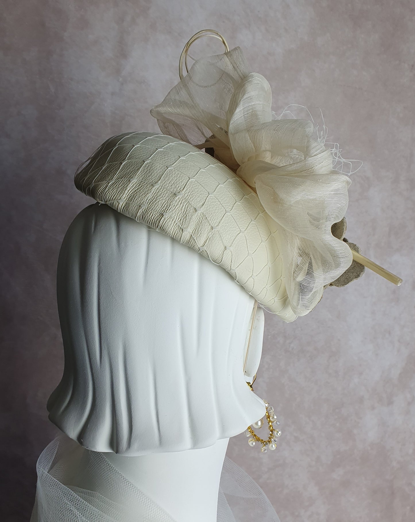 Handgemaakt fascinator beige met struisvogel rachis, abaca zijde en natuurlijke leder, elegante damesbruilofthoed voor speciaal gelegenheid