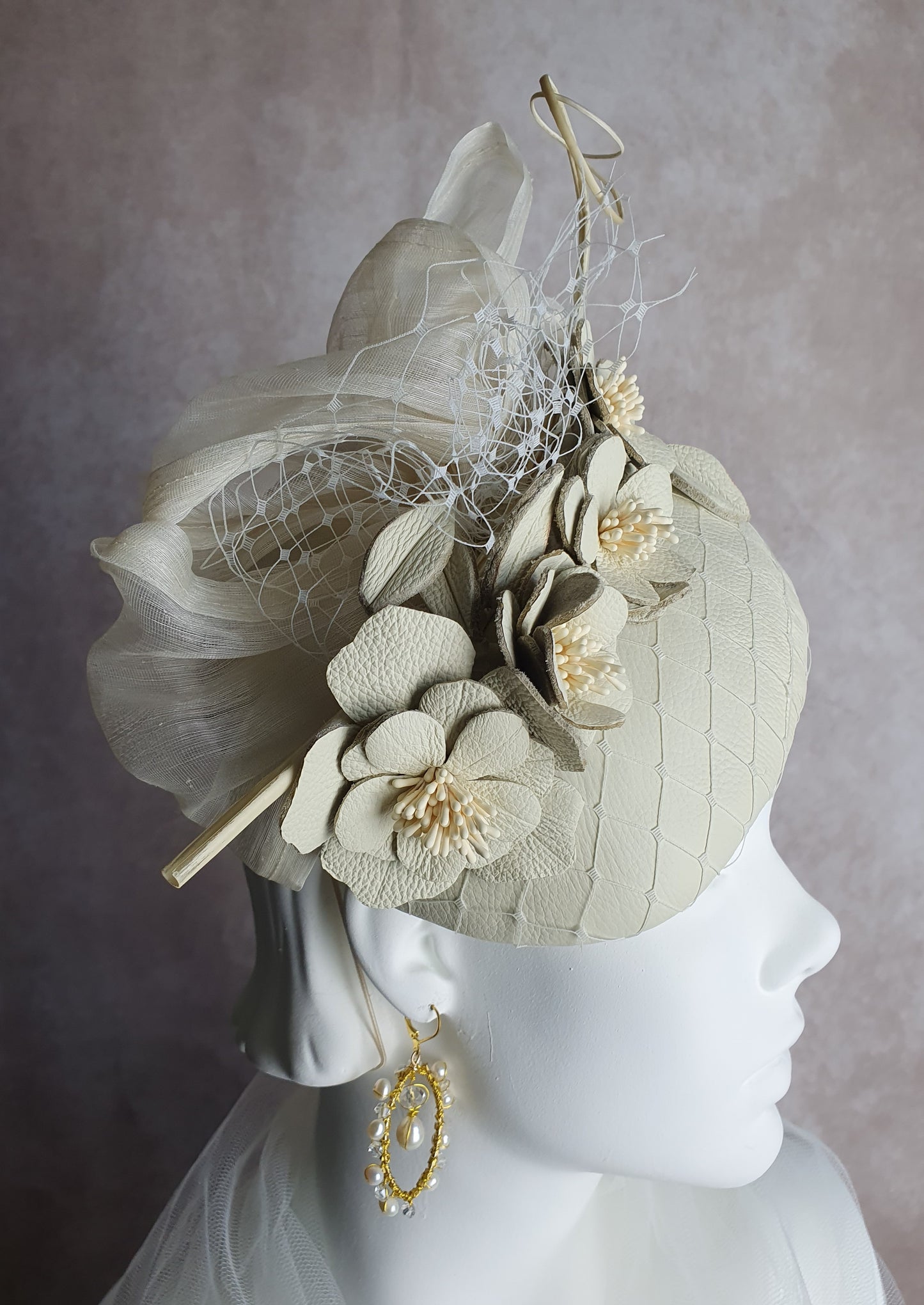 Handgemaakt fascinator beige met struisvogel rachis, abaca zijde en natuurlijke leder, elegante damesbruilofthoed voor speciaal gelegenheid