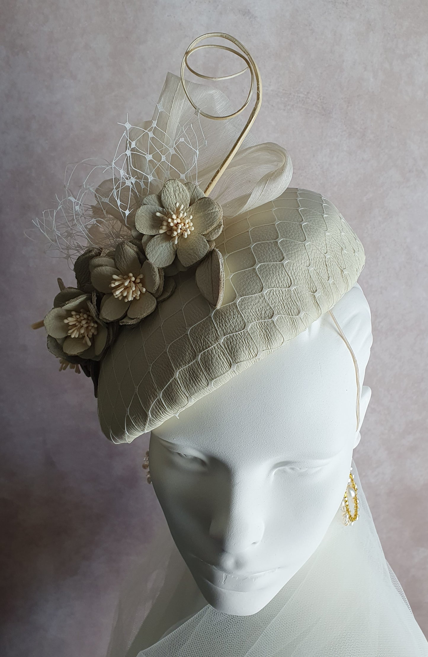 Handgemaakt fascinator beige met struisvogel rachis, abaca zijde en natuurlijke leder, elegante damesbruilofthoed voor speciaal gelegenheid