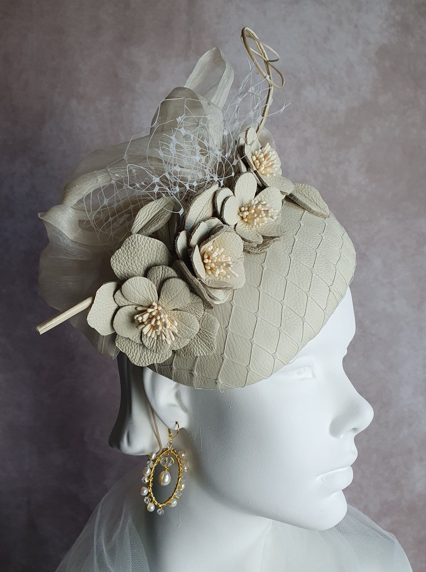 Handgemaakt fascinator beige met struisvogel rachis, abaca zijde en natuurlijke leder, elegante damesbruilofthoed voor speciaal gelegenheid