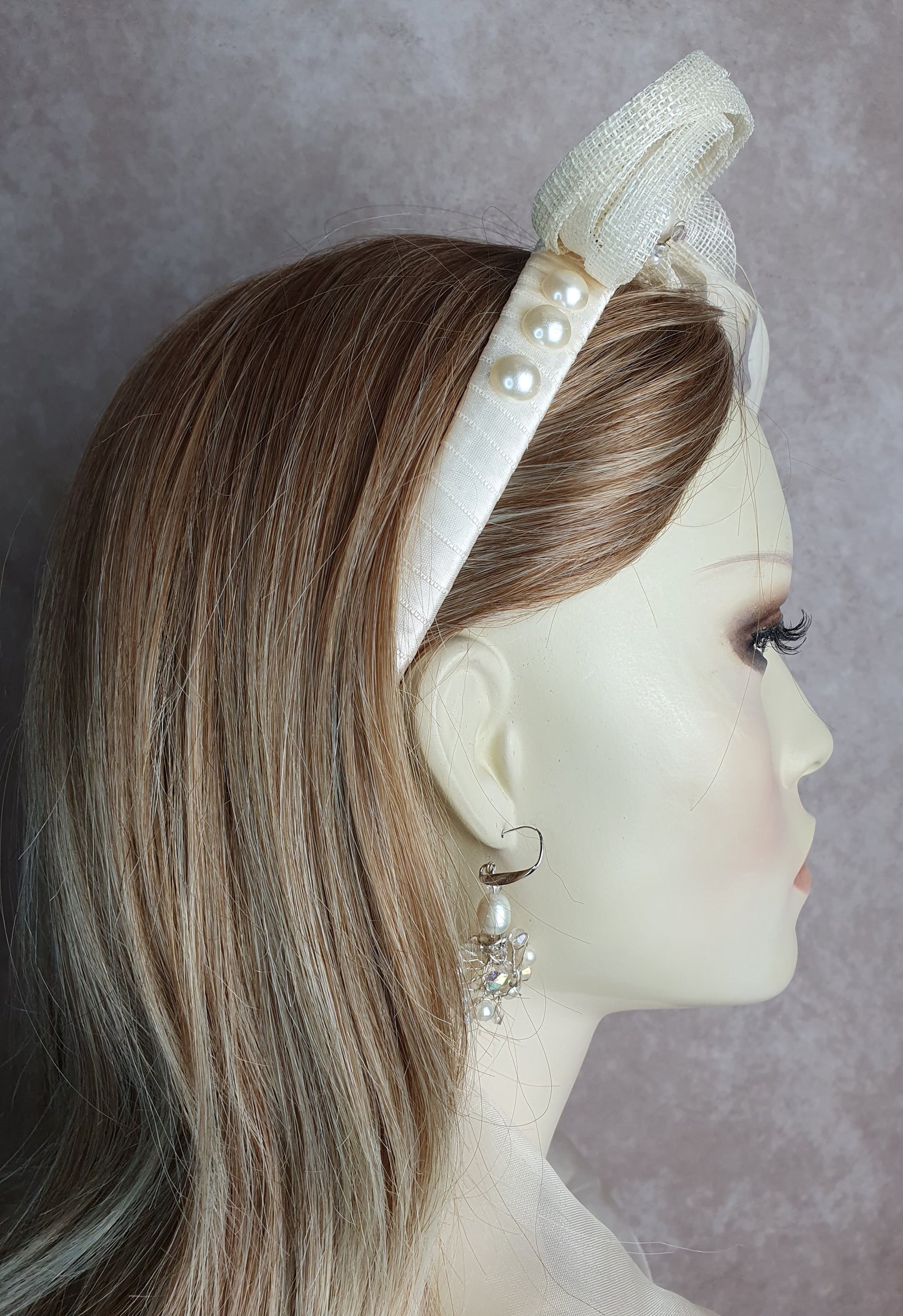 Handgemaakte sinamay hoofdband, diadeem met sluier, bruidstiara, perfect voor bruiloften en feestelijke gelegenheden