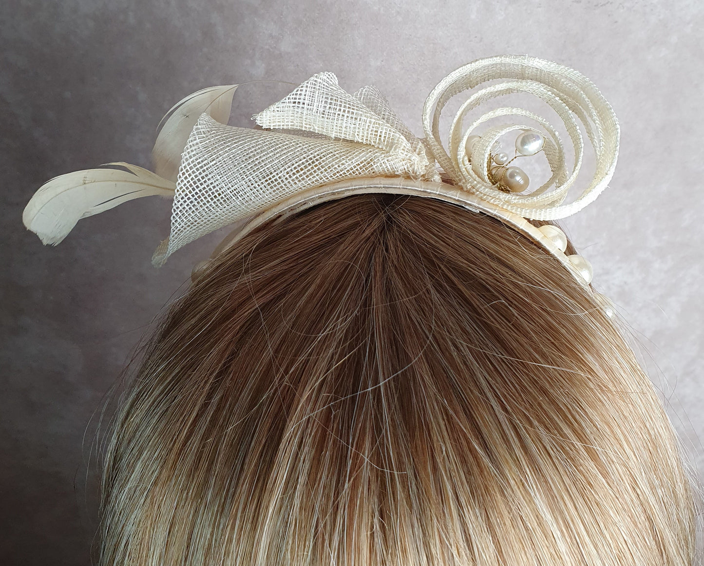 Handgemaakte sinamay hoofdband, diadeem met sluier, bruidstiara, perfect voor bruiloften en feestelijke gelegenheden