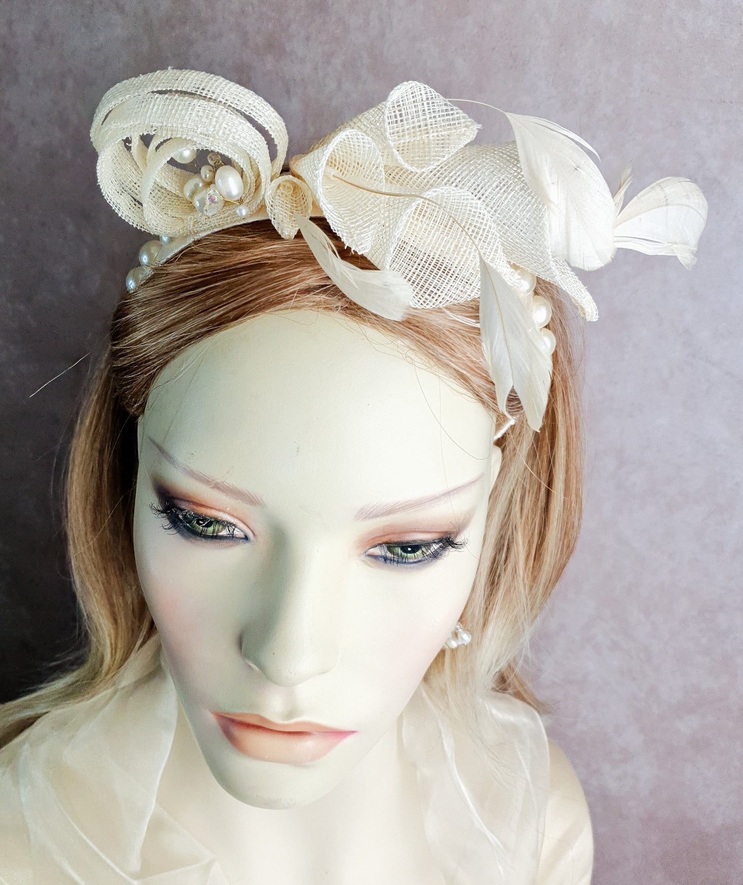Handgemaakte sinamay hoofdband, diadeem met sluier, bruidstiara, perfect voor bruiloften en feestelijke gelegenheden