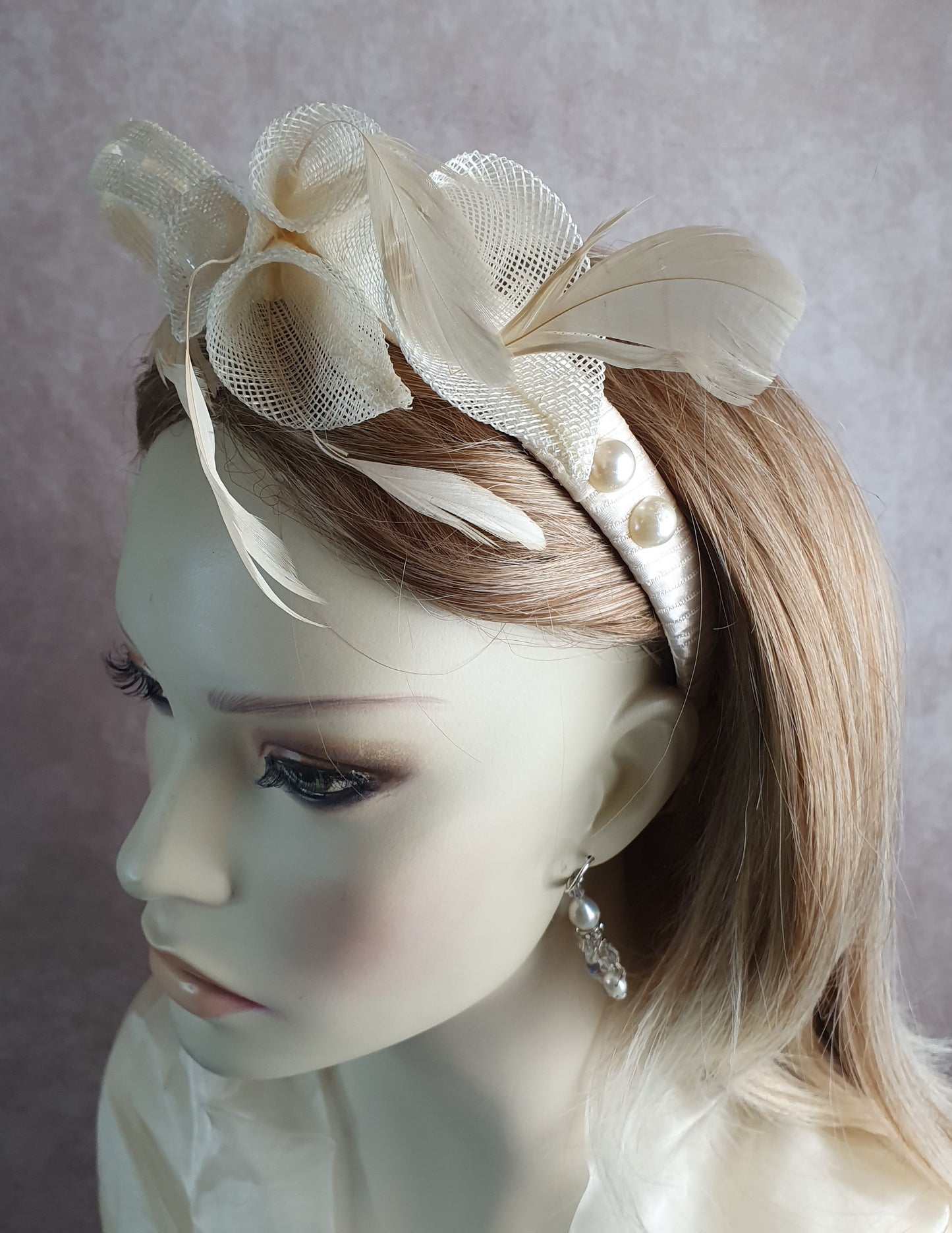 Handgemaakte sinamay hoofdband, diadeem met sluier, bruidstiara, perfect voor bruiloften en feestelijke gelegenheden