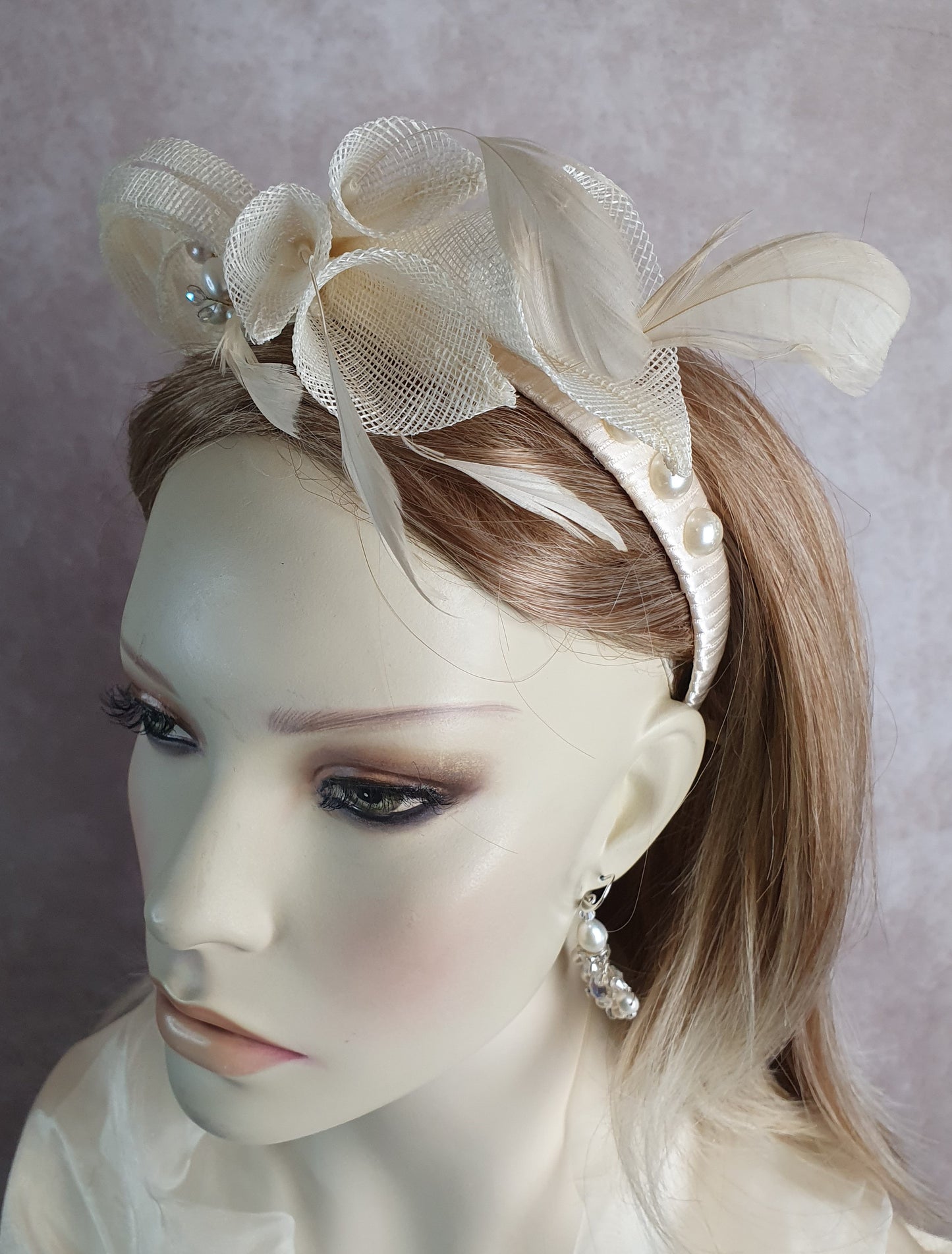 Handgemaakte sinamay hoofdband, diadeem met sluier, bruidstiara, perfect voor bruiloften en feestelijke gelegenheden