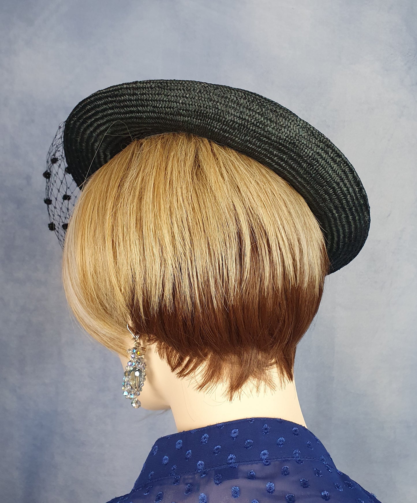 Handgemaakte zwarte parasisal dameshoed met sluier, met abaca zijde en vlinder in de kleur blauw, elegante zomer fascinator, hoofdtooi dames