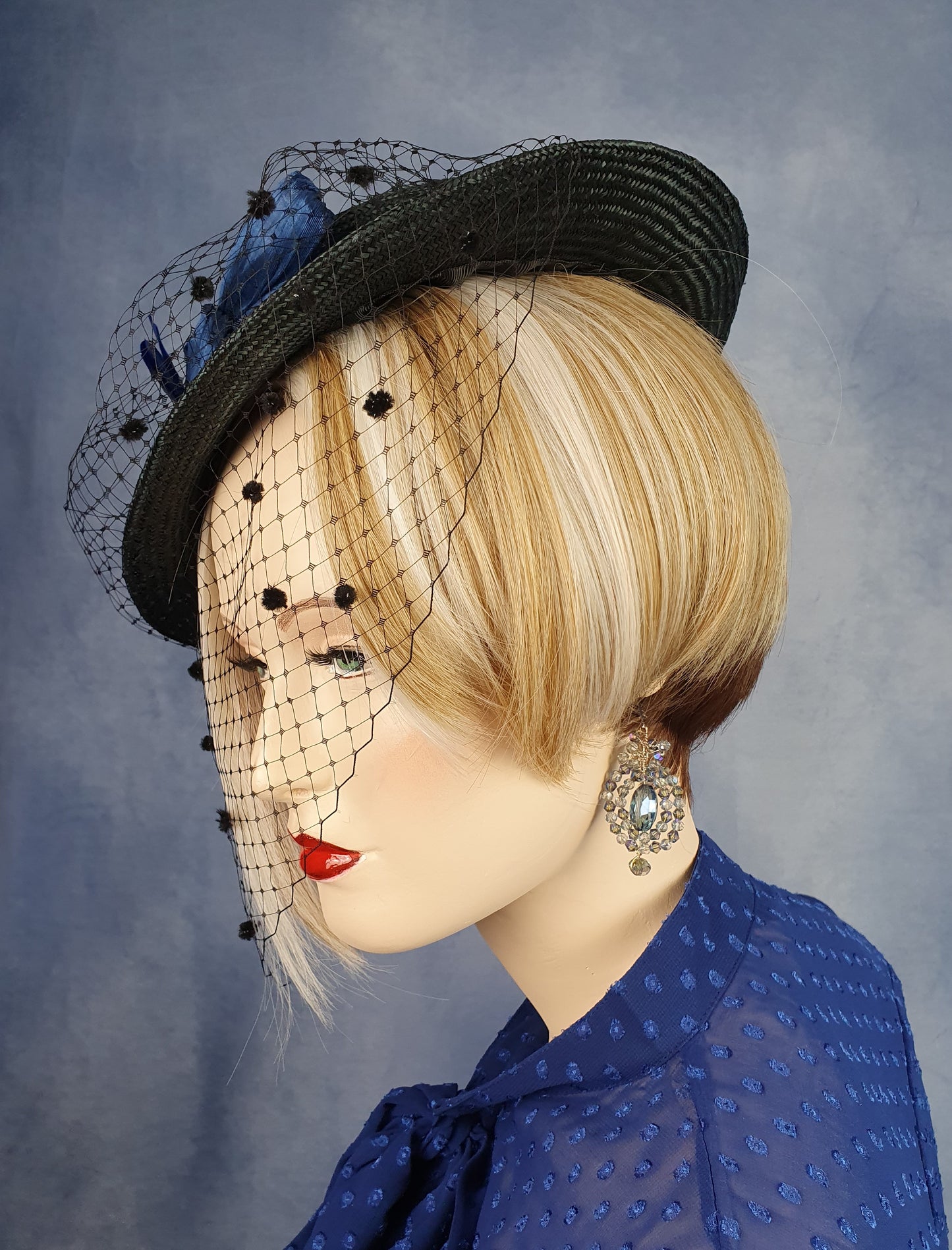 Handgemaakte zwarte parasisal dameshoed met sluier, met abaca zijde en vlinder in de kleur blauw, elegante zomer fascinator, hoofdtooi dames