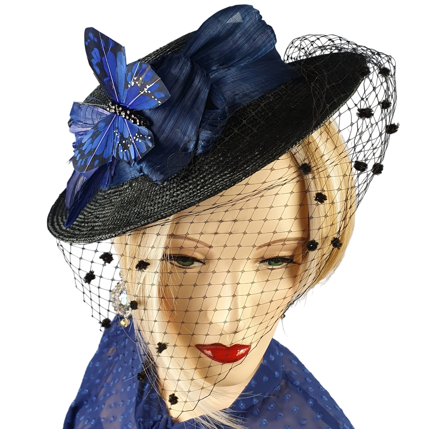 Handgemaakte zwarte parasisal dameshoed met sluier, met abaca zijde en vlinder in de kleur blauw, elegante zomer fascinator, hoofdtooi dames
