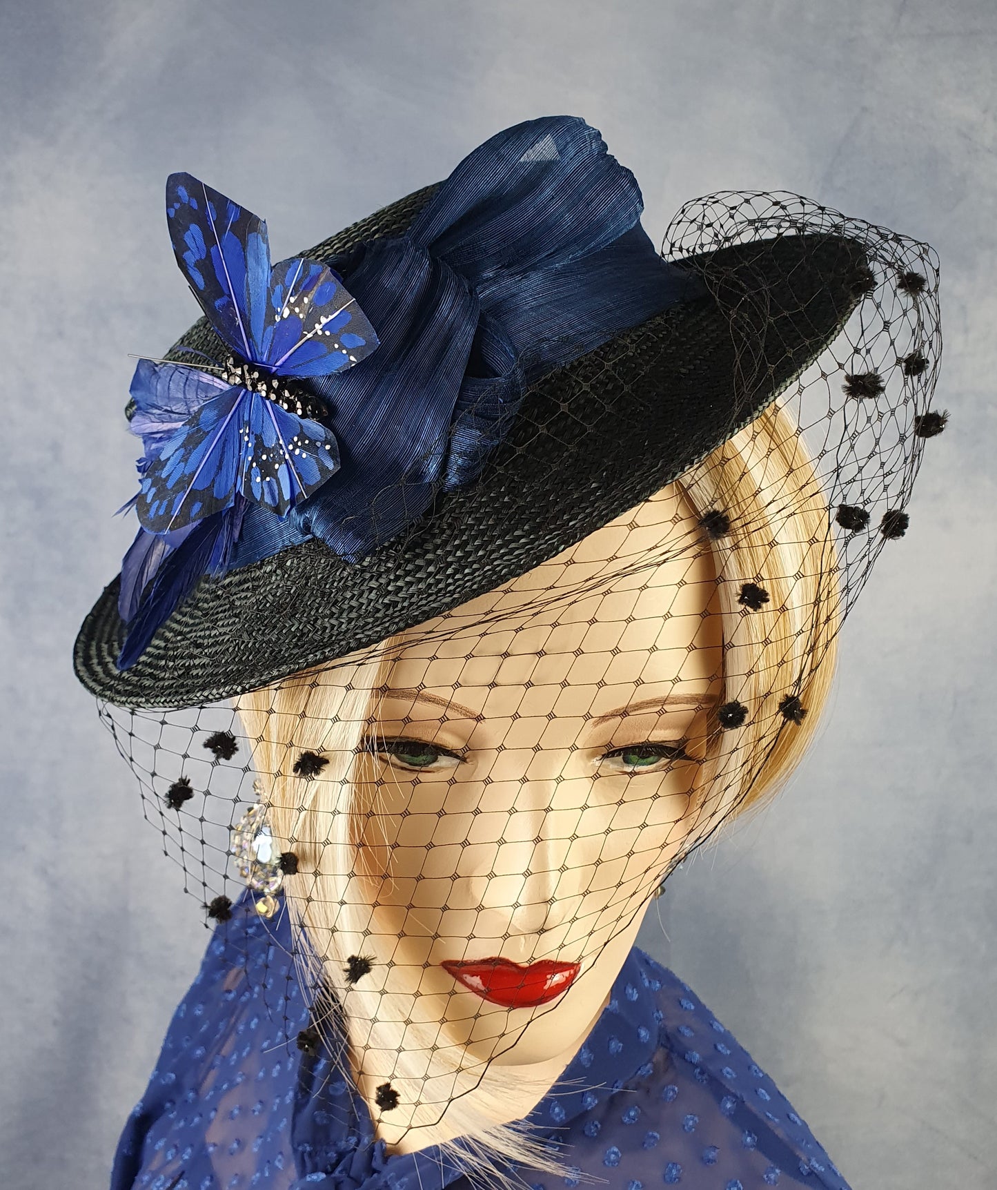 Handgemaakte zwarte parasisal dameshoed met sluier, met abaca zijde en vlinder in de kleur blauw, elegante zomer fascinator, hoofdtooi dames
