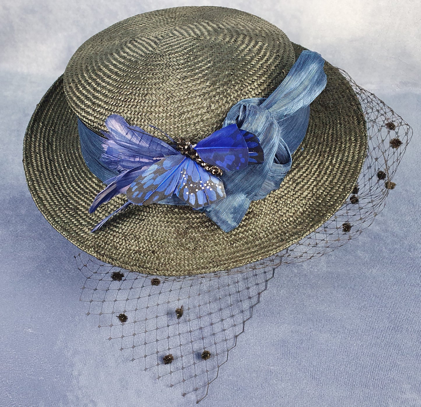 Handgemaakte zwarte parasisal dameshoed met sluier, met abaca zijde en vlinder in de kleur blauw, elegante zomer fascinator, hoofdtooi dames