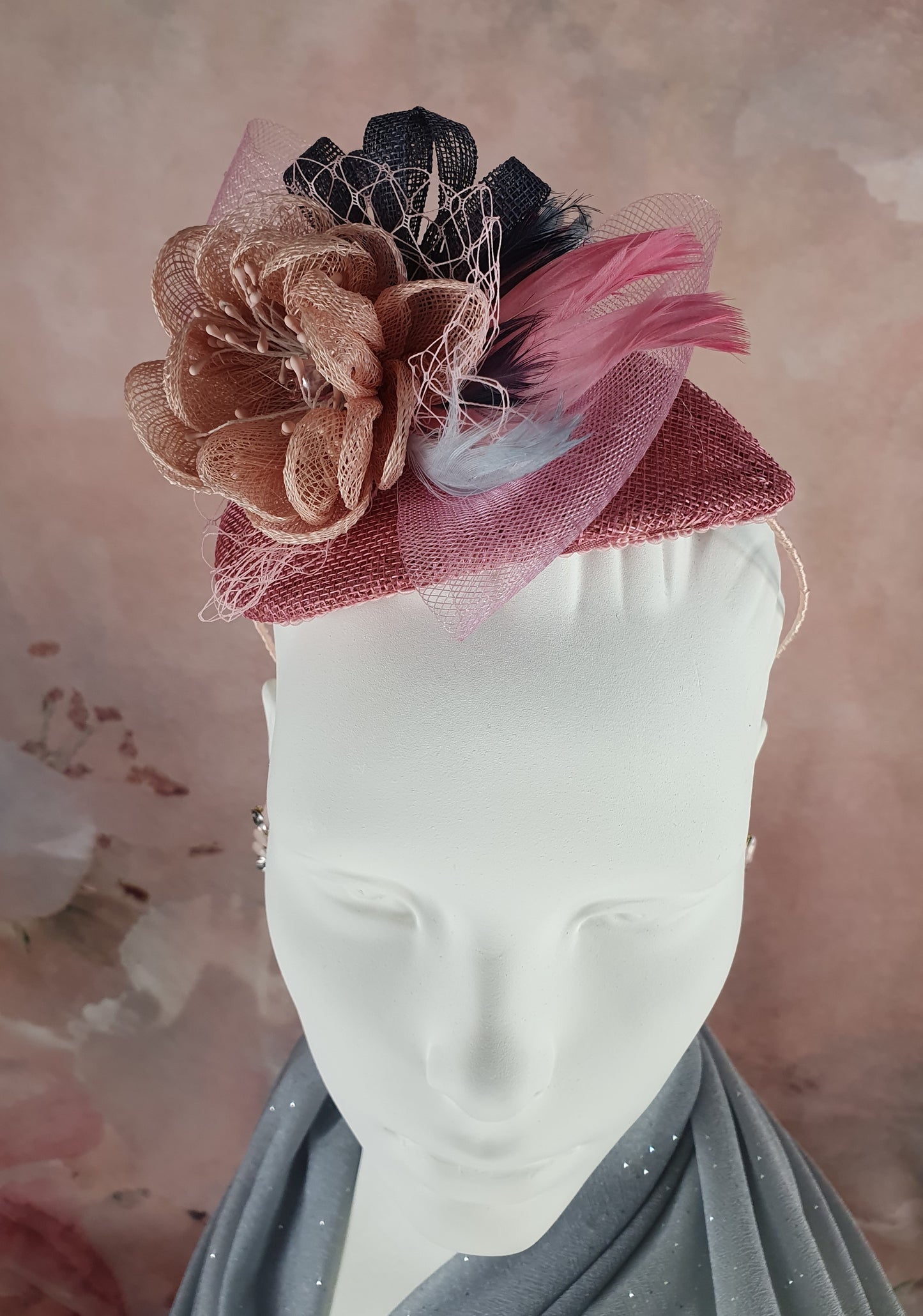 Elegante handgemaakte roze met grijze sinamay hoofdband- Elegante stijl voor elke gelegenheid, evenement tiara, bruiloft tiara, feest