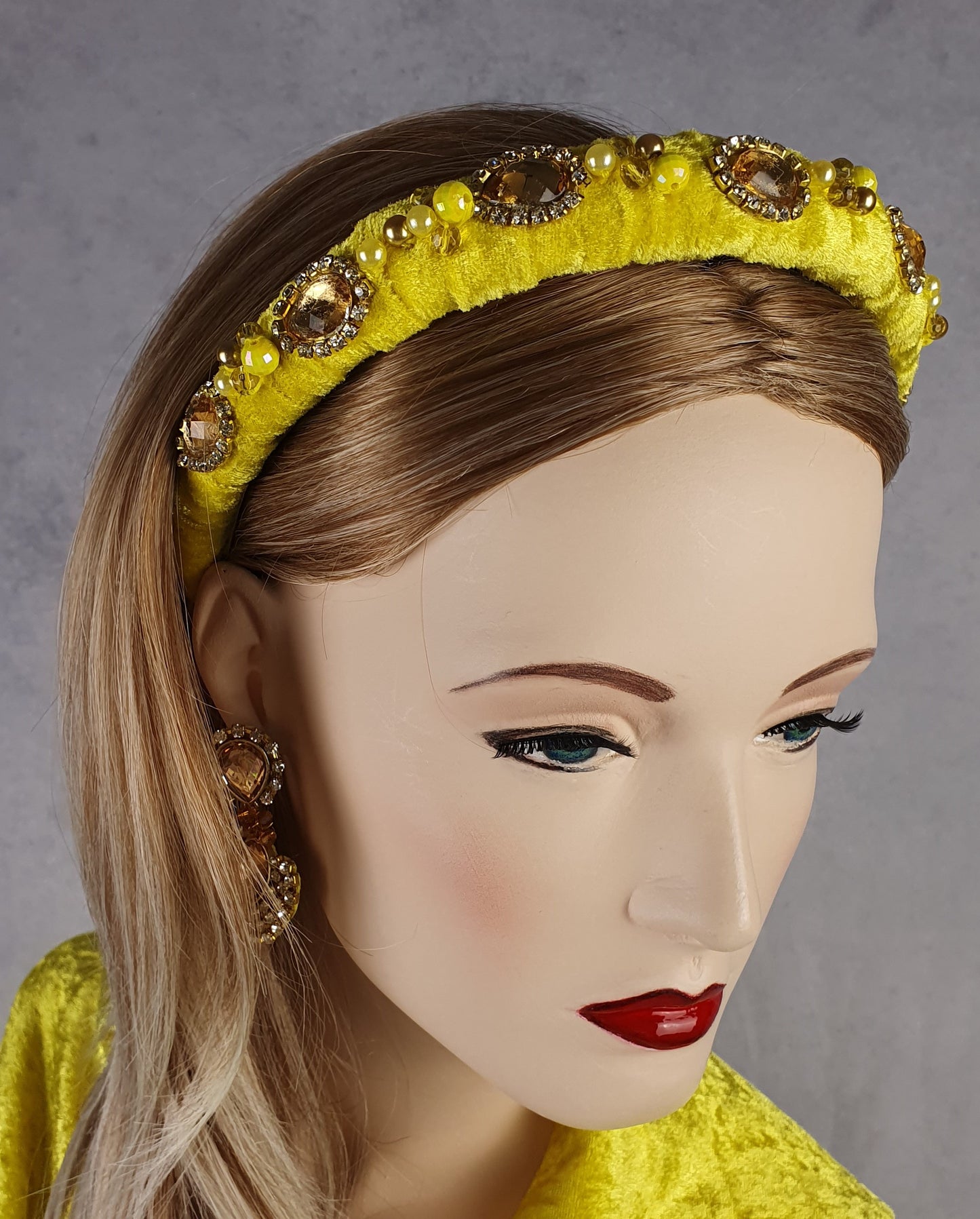 Handgemaakte hoofdband geel versierd met fluwelen stof- Elegant Haaraccessoire voor Bruiloften, Gasten en Feesten, dames haar haarband