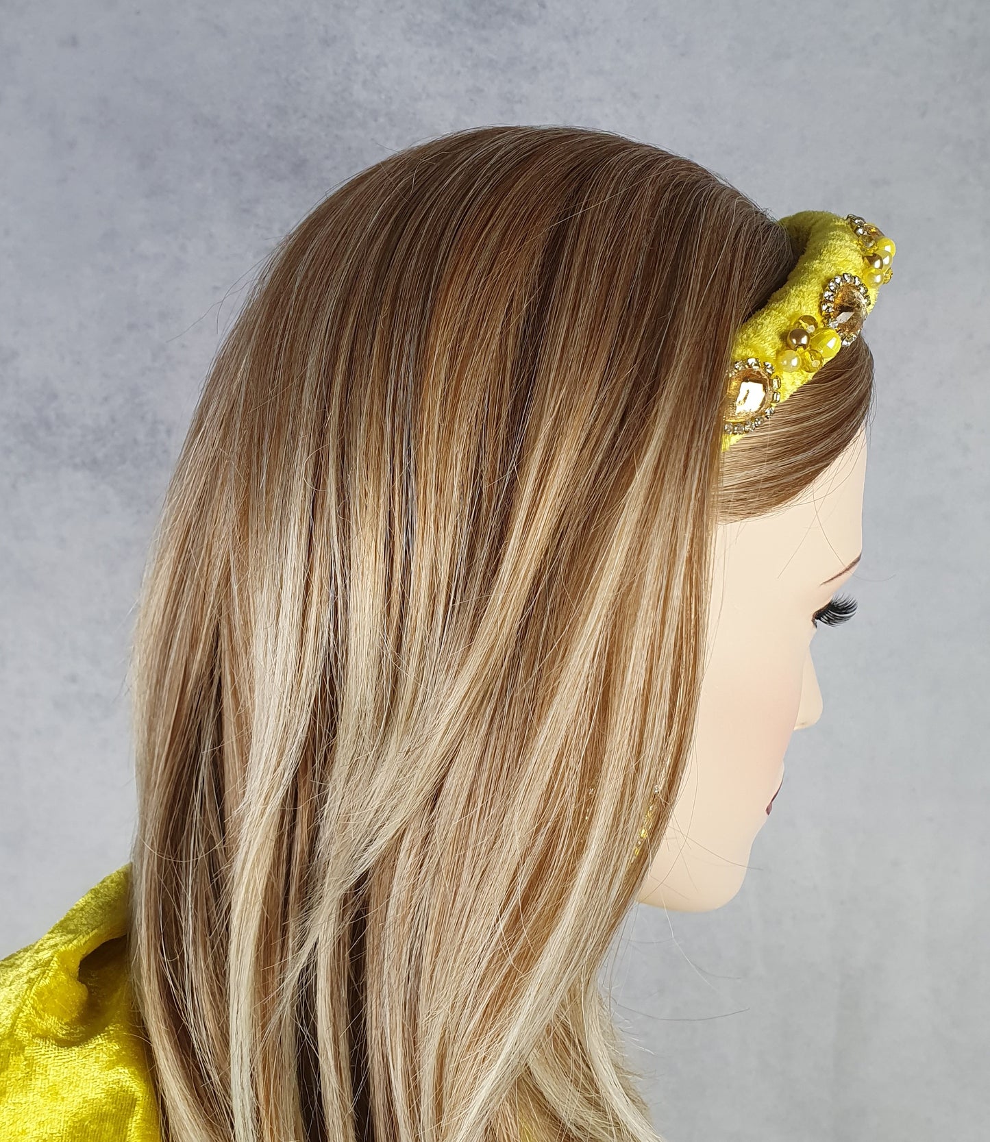 Handgemaakte hoofdband geel versierd met fluwelen stof- Elegant Haaraccessoire voor Bruiloften, Gasten en Feesten, dames haar haarband