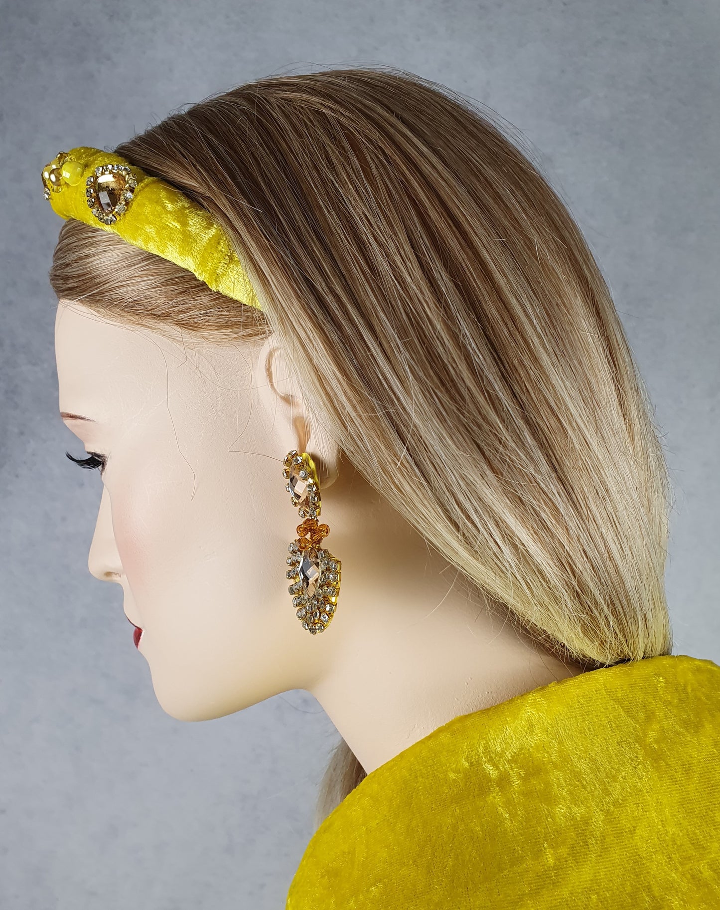 Handgemaakte hoofdband geel versierd met fluwelen stof- Elegant Haaraccessoire voor Bruiloften, Gasten en Feesten, dames haar haarband