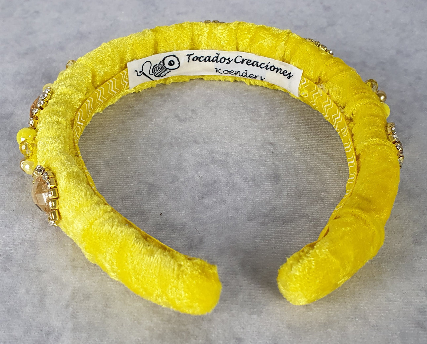 Handgemaakte hoofdband geel versierd met fluwelen stof- Elegant Haaraccessoire voor Bruiloften, Gasten en Feesten, dames haar haarband