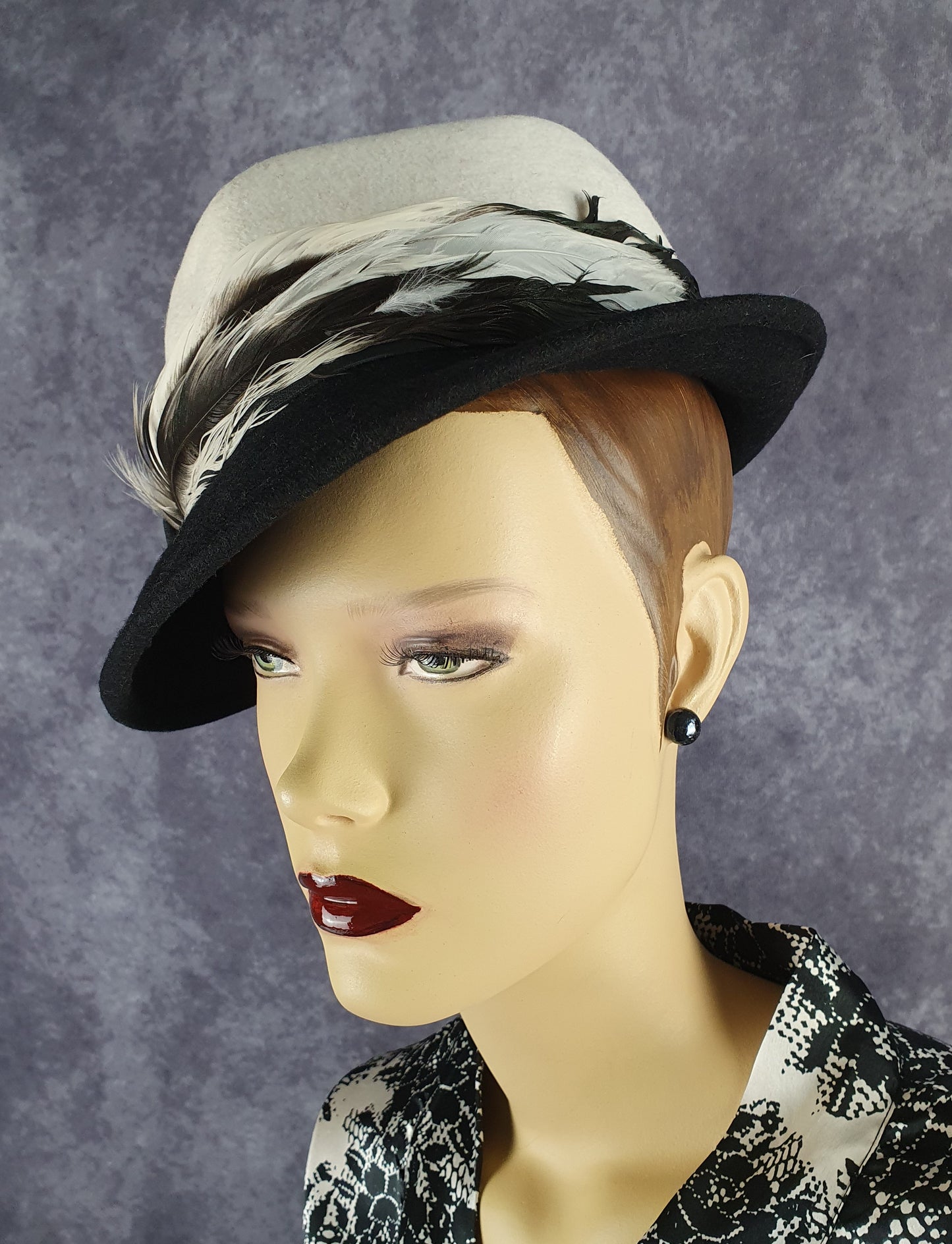 Elegante dameshoed zwart en wit vilt hoed fedora- stijlvolle fascinator, viltenhoed, hoofddeksel