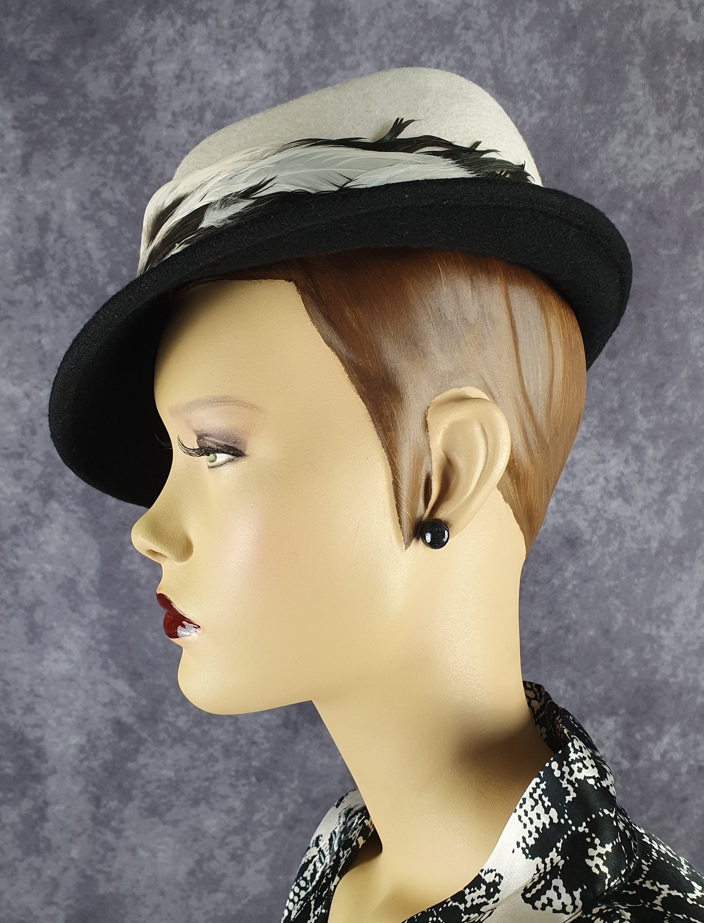 Elegante dameshoed zwart en wit vilt hoed fedora- stijlvolle fascinator, viltenhoed, hoofddeksel