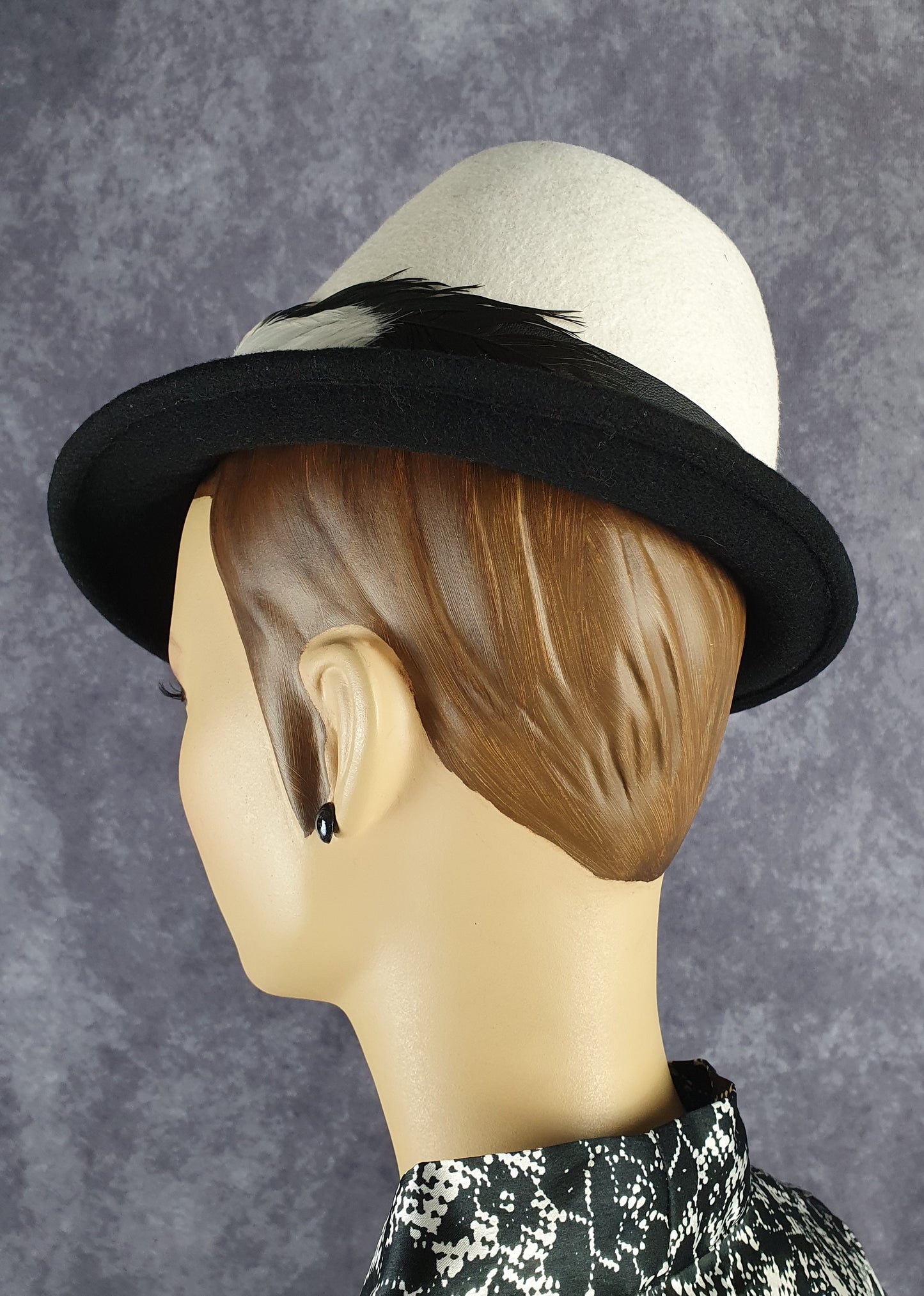 Elegante dameshoed zwart en wit vilt hoed fedora- stijlvolle fascinator, viltenhoed, hoofddeksel
