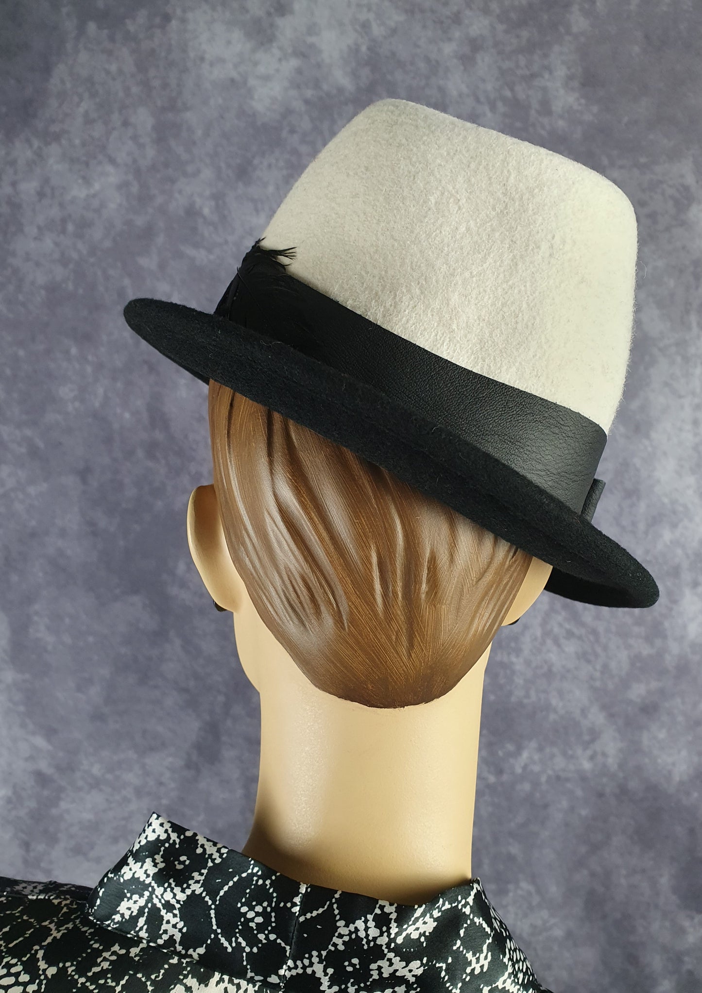 Elegante dameshoed zwart en wit vilt hoed fedora- stijlvolle fascinator, viltenhoed, hoofddeksel
