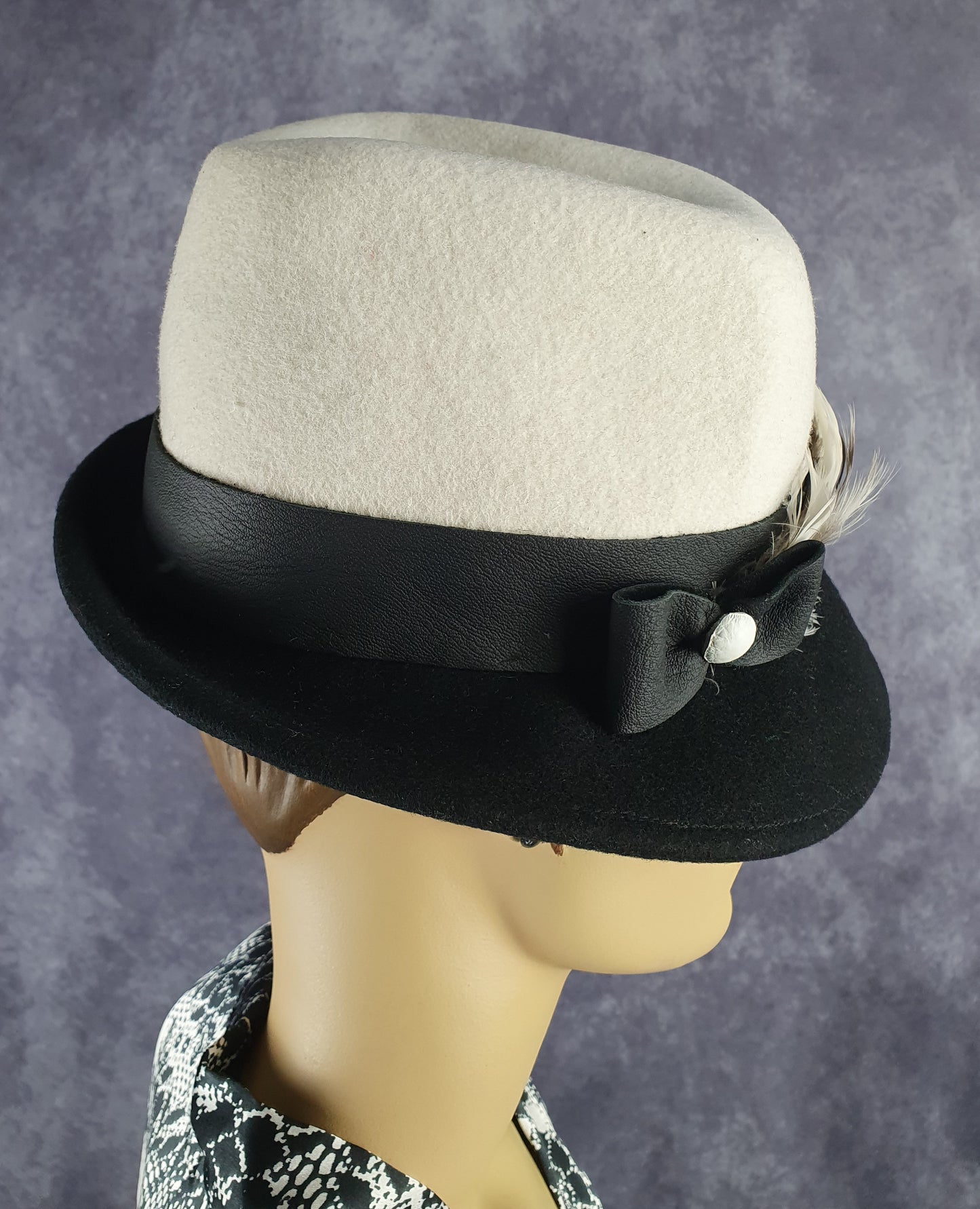 Elegante dameshoed zwart en wit vilt hoed fedora- stijlvolle fascinator, viltenhoed, hoofddeksel
