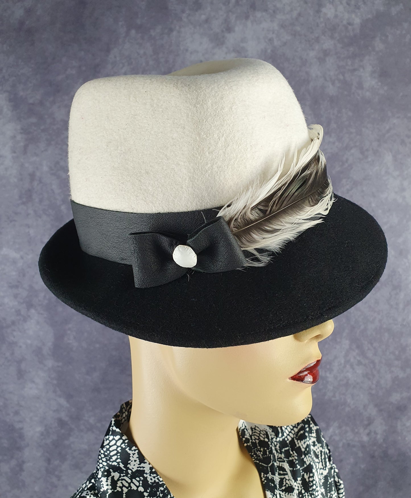 Elegante dameshoed zwart en wit vilt hoed fedora- stijlvolle fascinator, viltenhoed, hoofddeksel