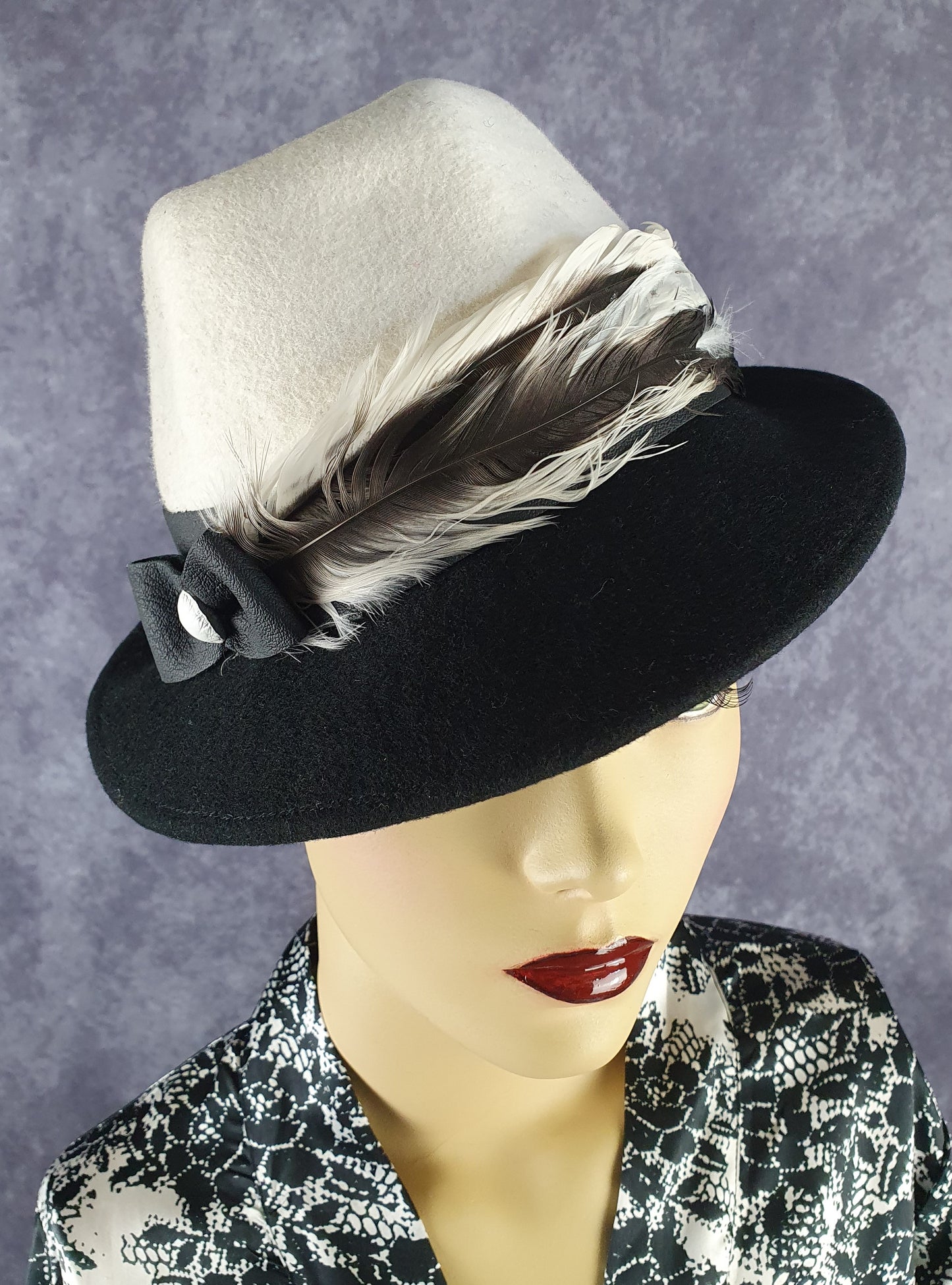 Elegante dameshoed zwart en wit vilt hoed fedora- stijlvolle fascinator, viltenhoed, hoofddeksel