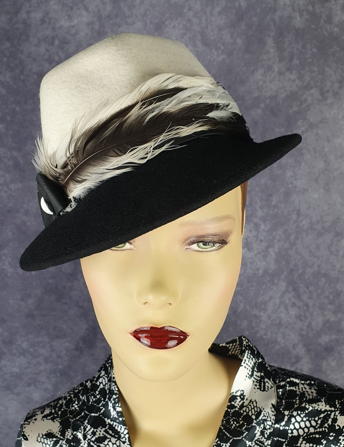 Elegante dameshoed zwart en wit vilt hoed fedora- stijlvolle fascinator, viltenhoed, hoofddeksel