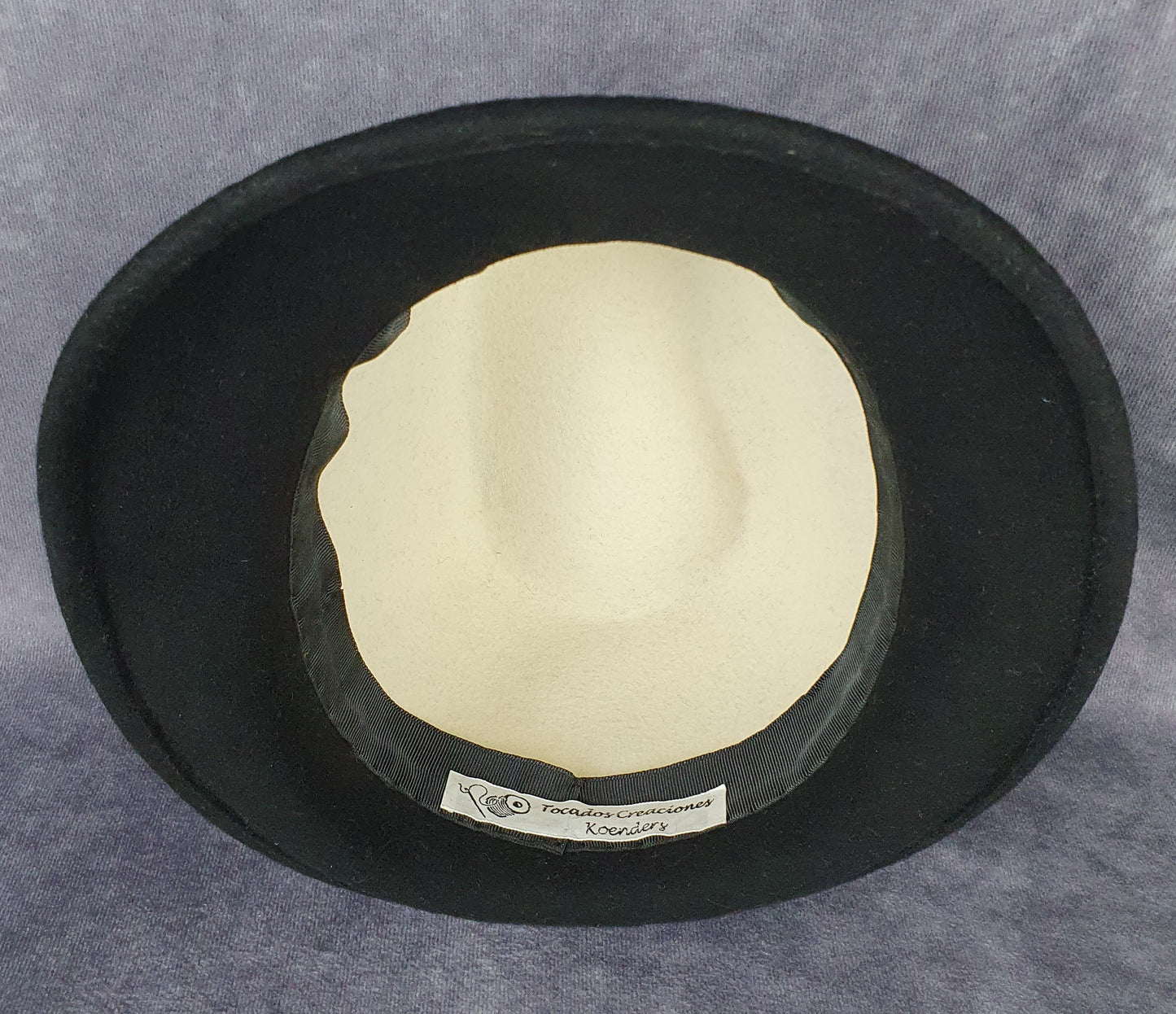 Elegante dameshoed zwart en wit vilt hoed fedora- stijlvolle fascinator, viltenhoed, hoofddeksel