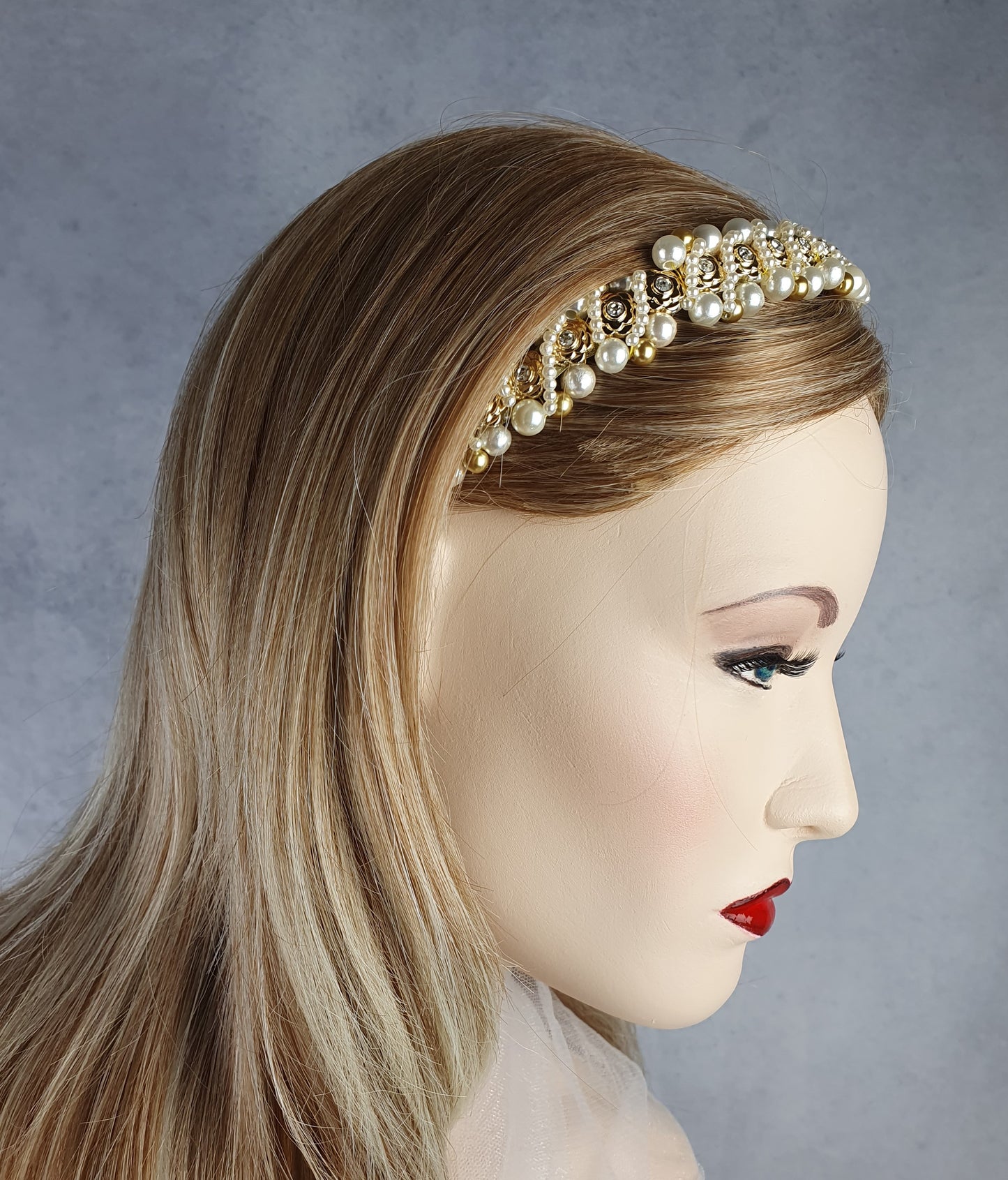 Handgemaakte hoofdband met parels en gouden kunststof rozen - Mooie hoofdband, unieke feestelijke diadeem, bruiloft, speciale gelegenheid