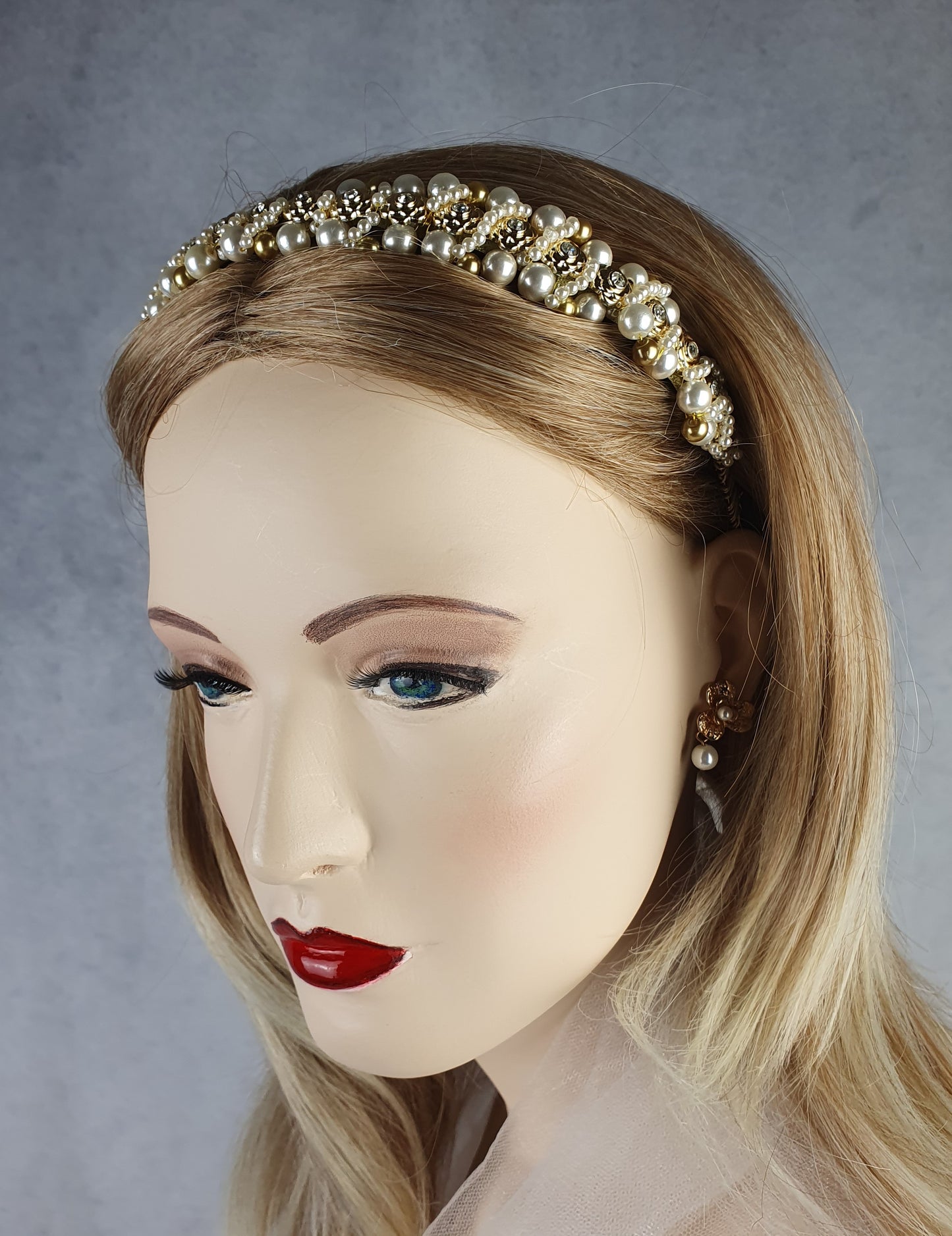 Handgemaakte hoofdband met parels en gouden kunststof rozen - Mooie hoofdband, unieke feestelijke diadeem, bruiloft, speciale gelegenheid