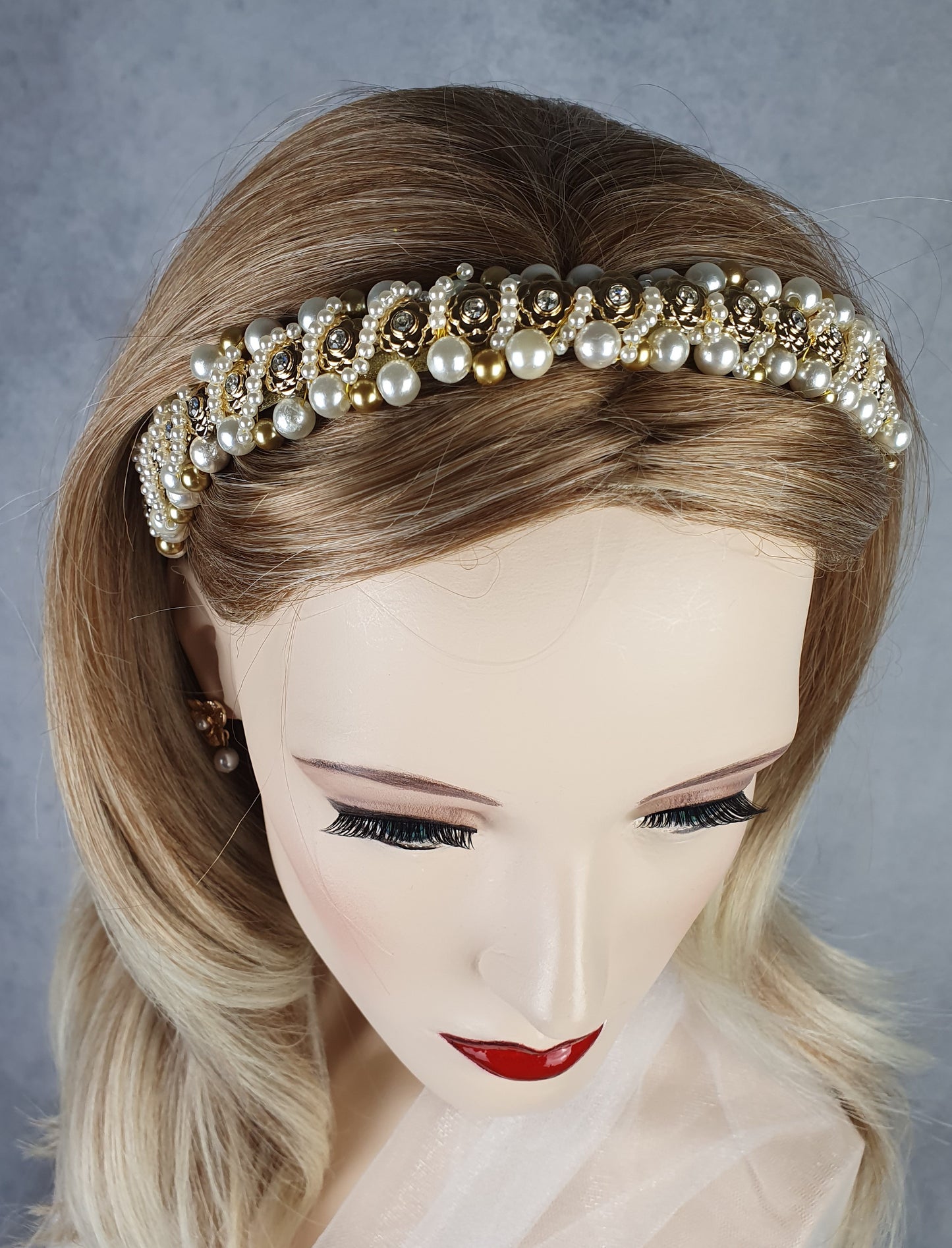 Handgemaakte hoofdband met parels en gouden kunststof rozen - Mooie hoofdband, unieke feestelijke diadeem, bruiloft, speciale gelegenheid