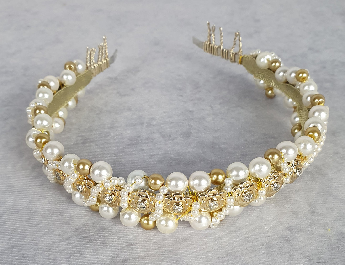 Handgemaakte hoofdband met parels en gouden kunststof rozen - Mooie hoofdband, unieke feestelijke diadeem, bruiloft, speciale gelegenheid