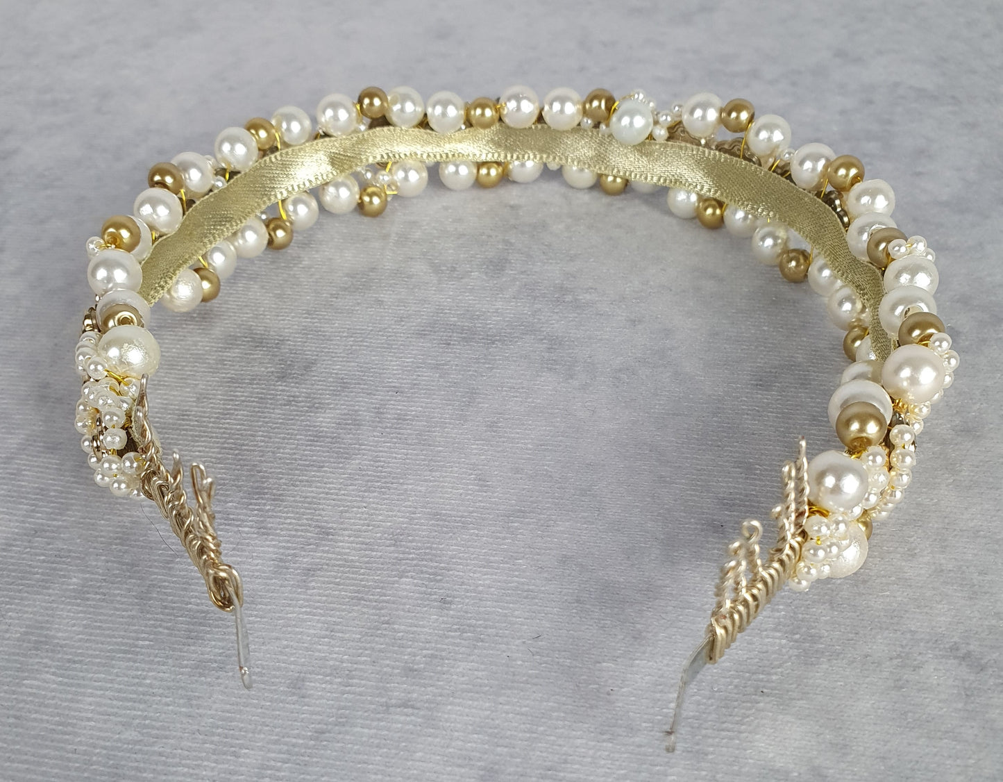 Handgemaakte hoofdband met parels en gouden kunststof rozen - Mooie hoofdband, unieke feestelijke diadeem, bruiloft, speciale gelegenheid