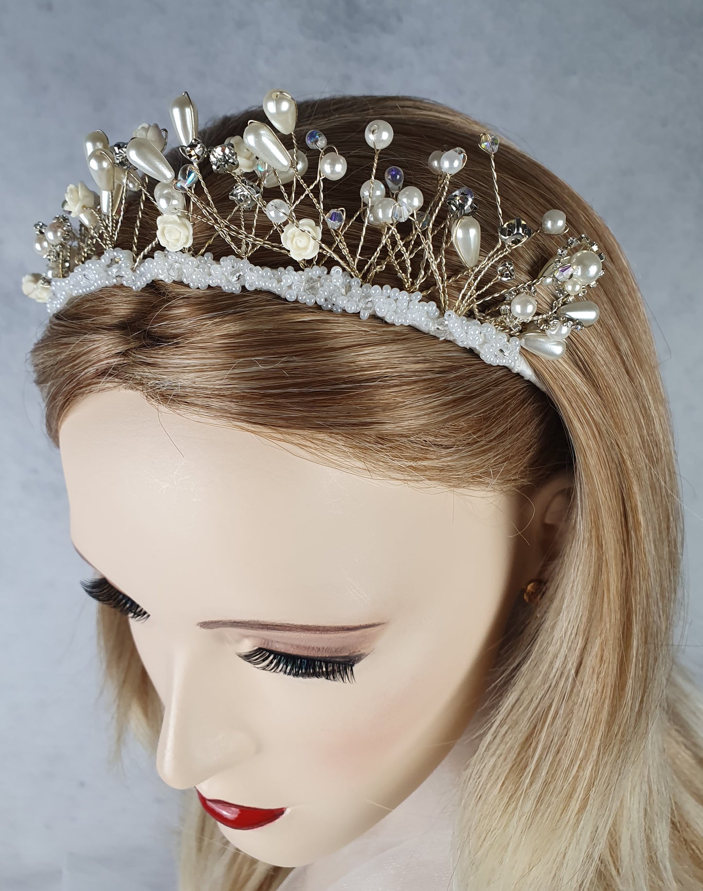 Handgemaakte hoofdband met rozen en parels kristalstenen - Mooie hoofdband, unieke feestelijke diadeem, bruiloft, speciale gelegenheid